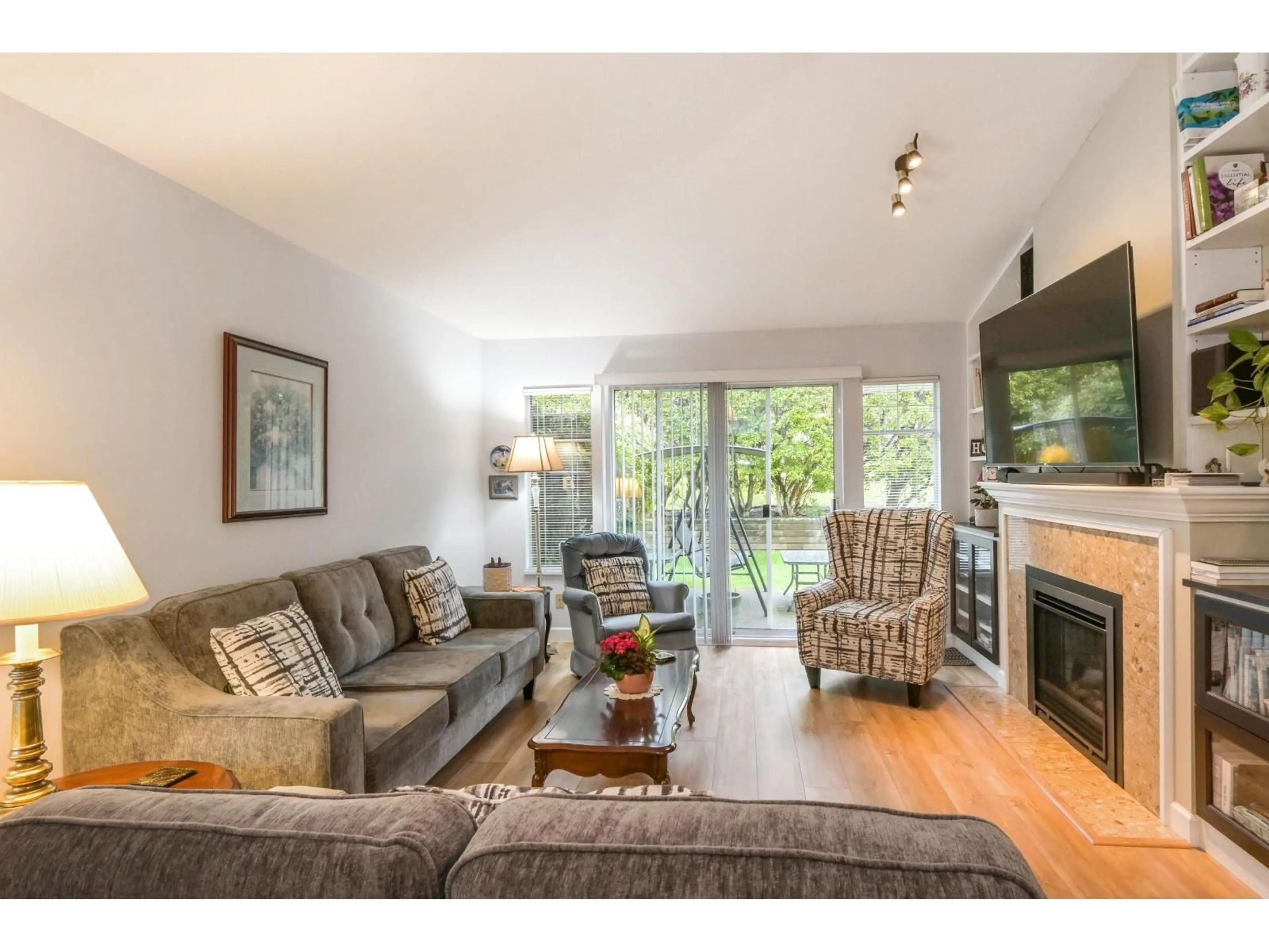 Living room with furniture, wood/laminate floor for 35 - 21138 88 AVENUE, Langley British Columbia V1M2G7
