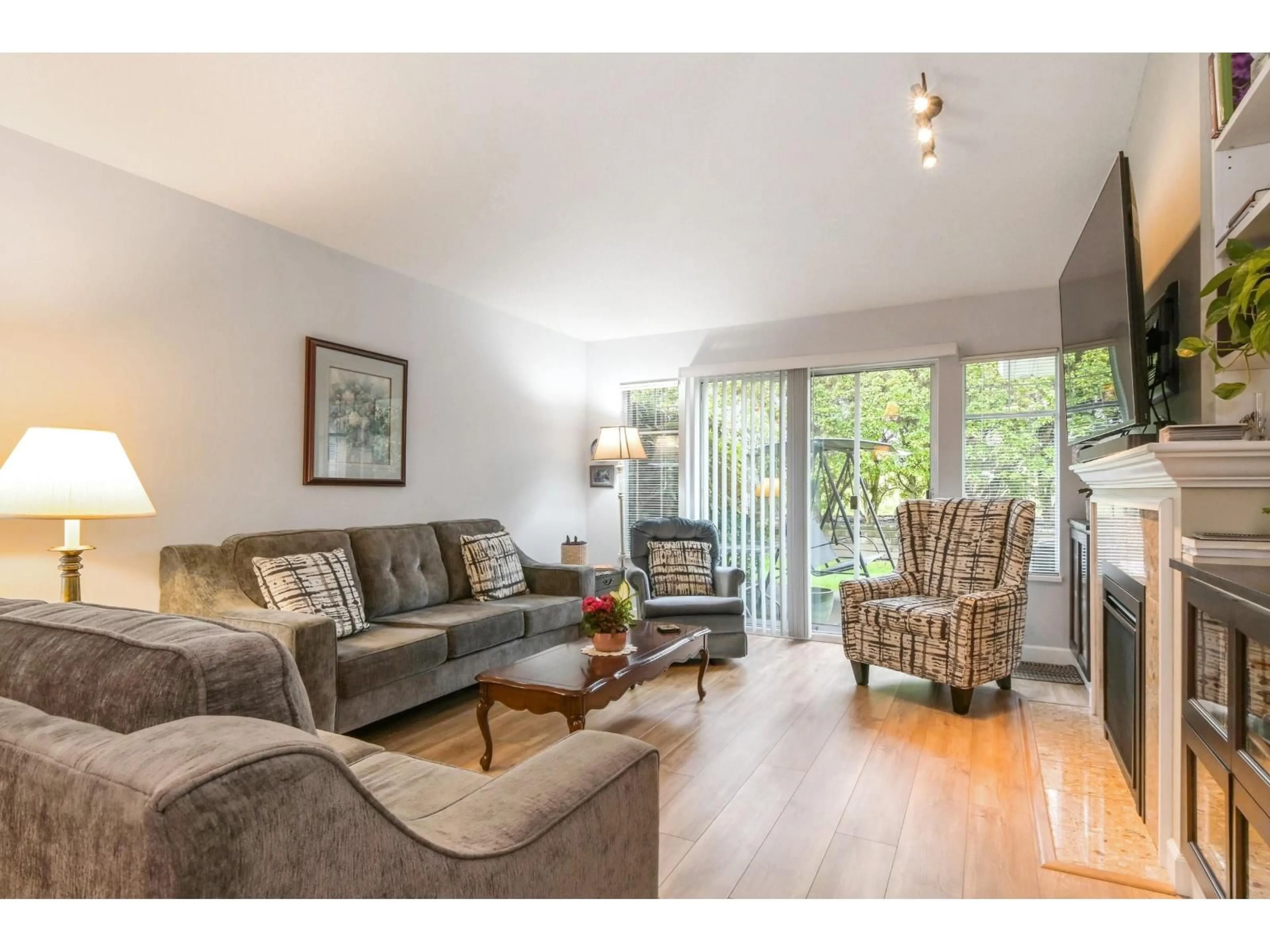 Living room with furniture, wood/laminate floor for 35 - 21138 88 AVENUE, Langley British Columbia V1M2G7