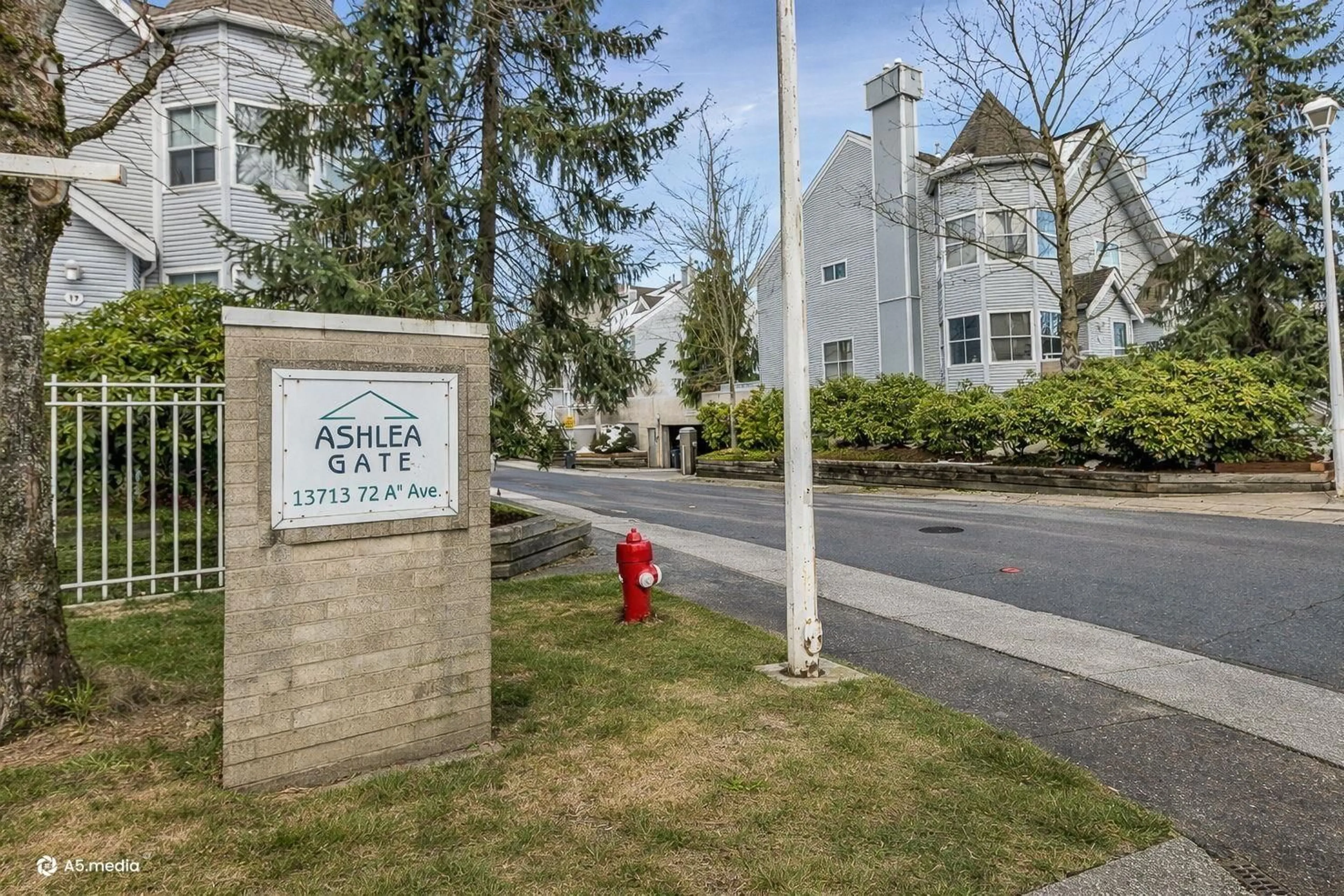 Indoor foyer for 28 - 13713 72A AVENUE, Surrey British Columbia V3W1K2