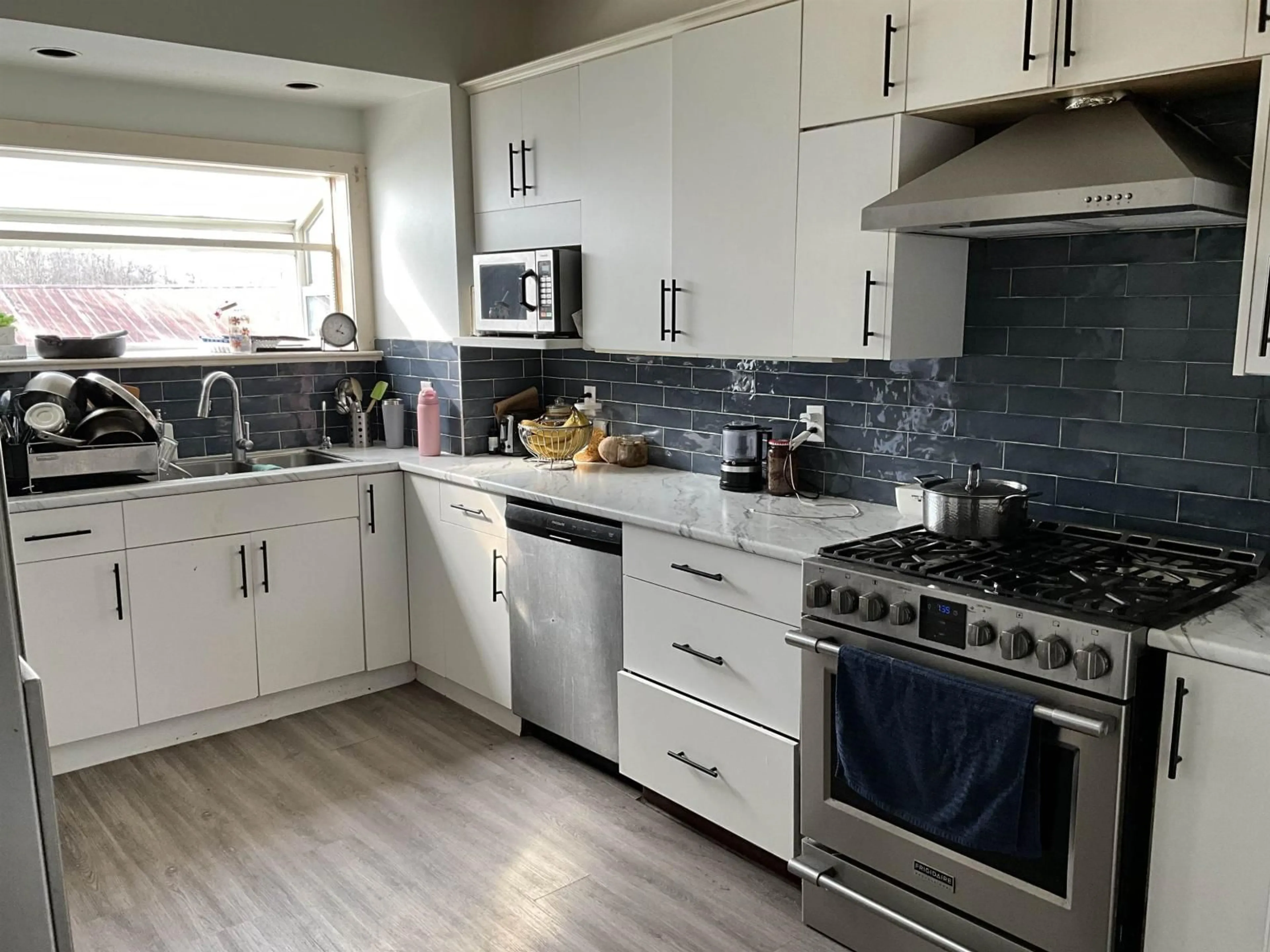 Open concept kitchen, ceramic/tile floor for 2987 184 STREET, Surrey British Columbia V3Z9V2