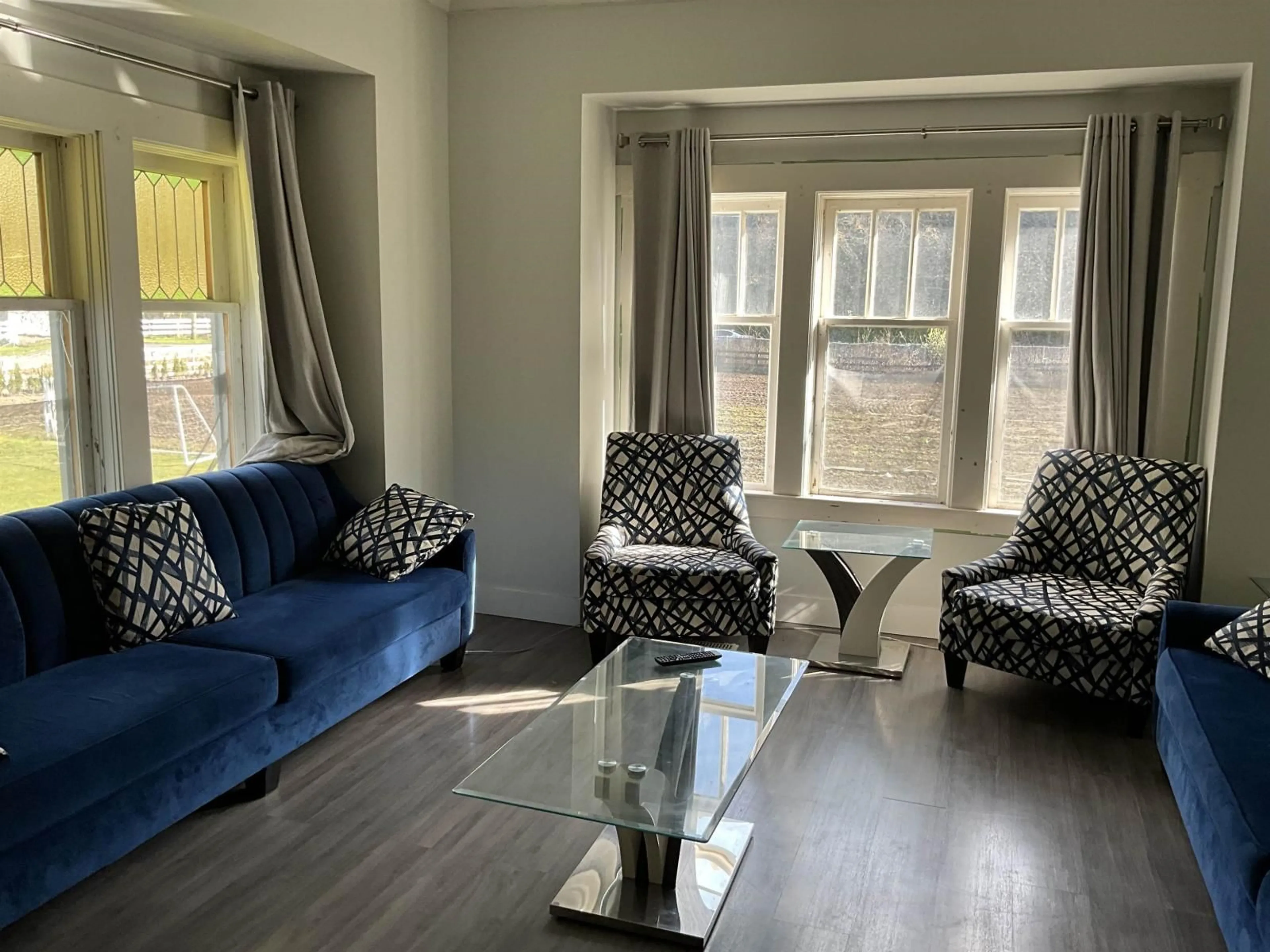 Living room with furniture, wood/laminate floor for 2987 184 STREET, Surrey British Columbia V3Z9V2