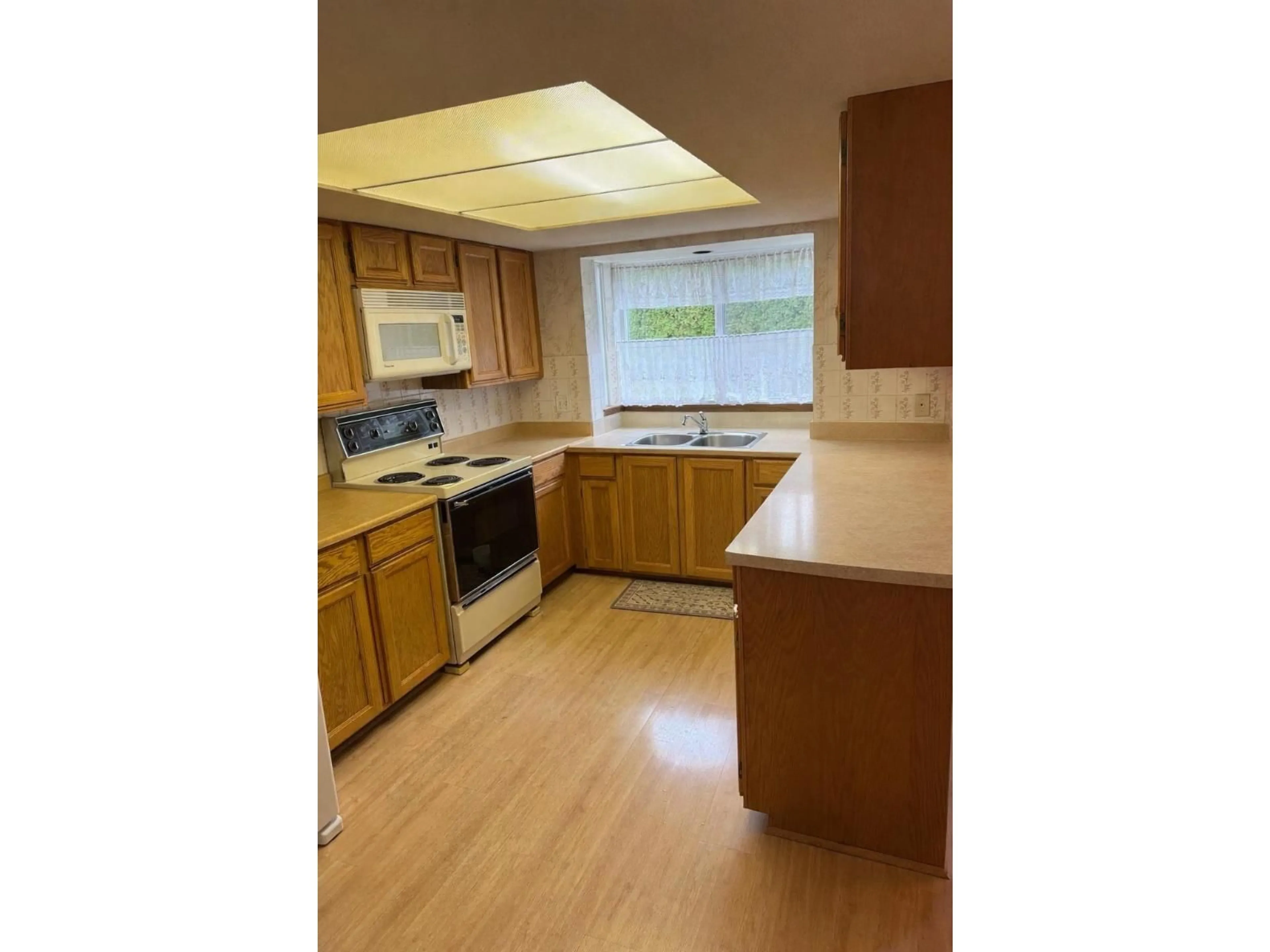Standard kitchen, unknown for 1615 141B STREET, Surrey British Columbia V4A6N9