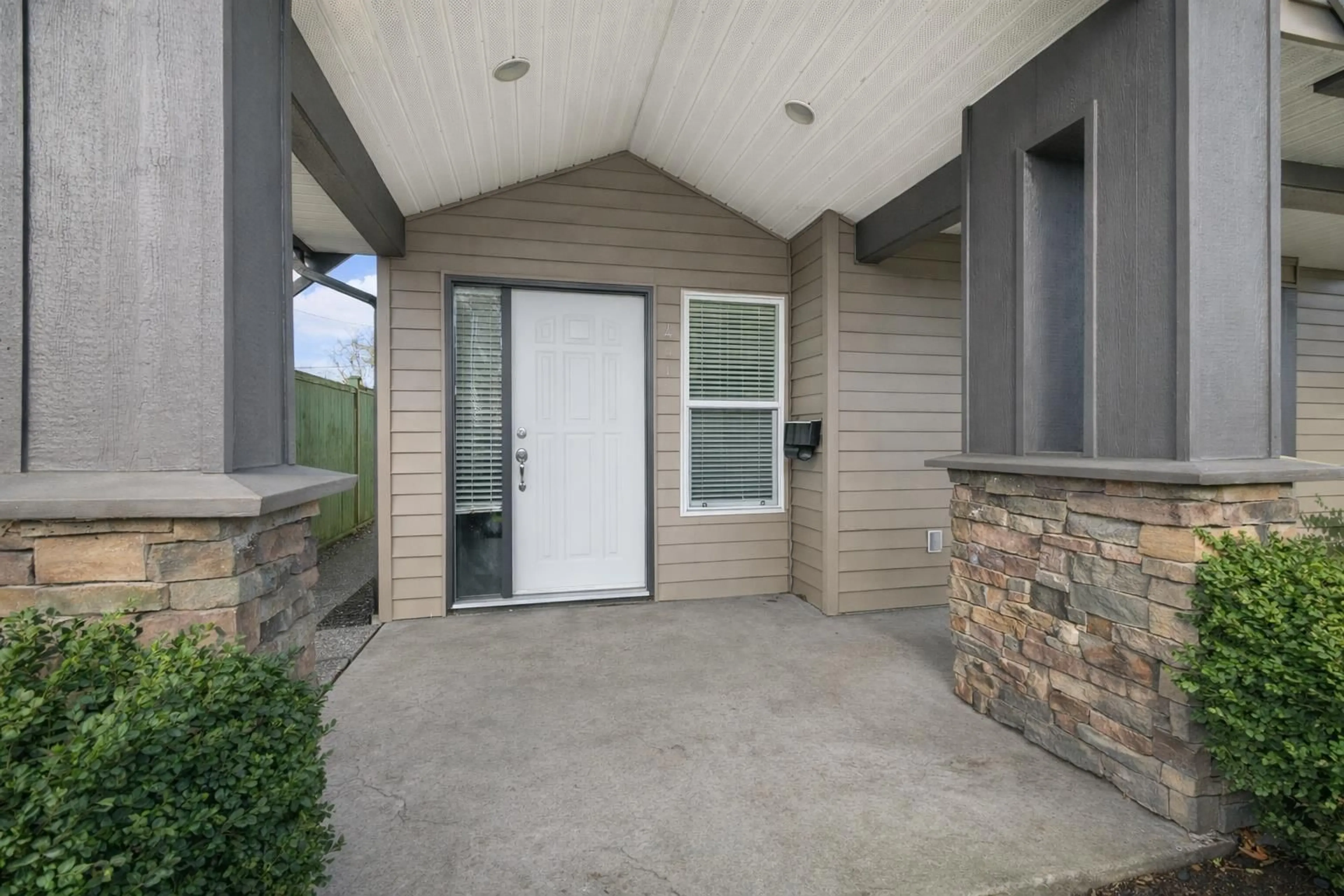 Indoor entryway for 46151 THIRD AVENUE, Chilliwack British Columbia V2P1R7