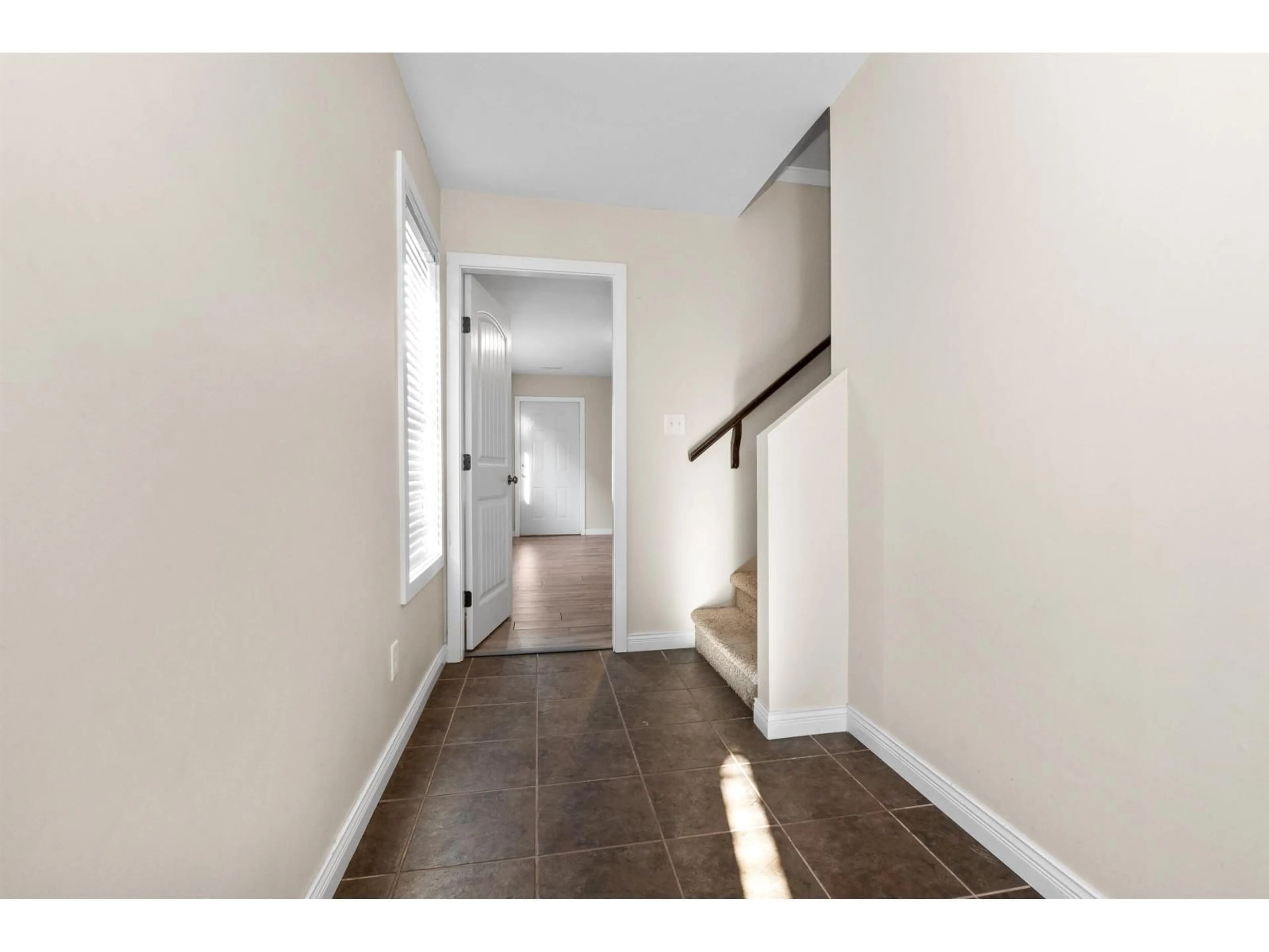 Indoor entryway for 46151 THIRD AVENUE, Chilliwack British Columbia V2P1R7