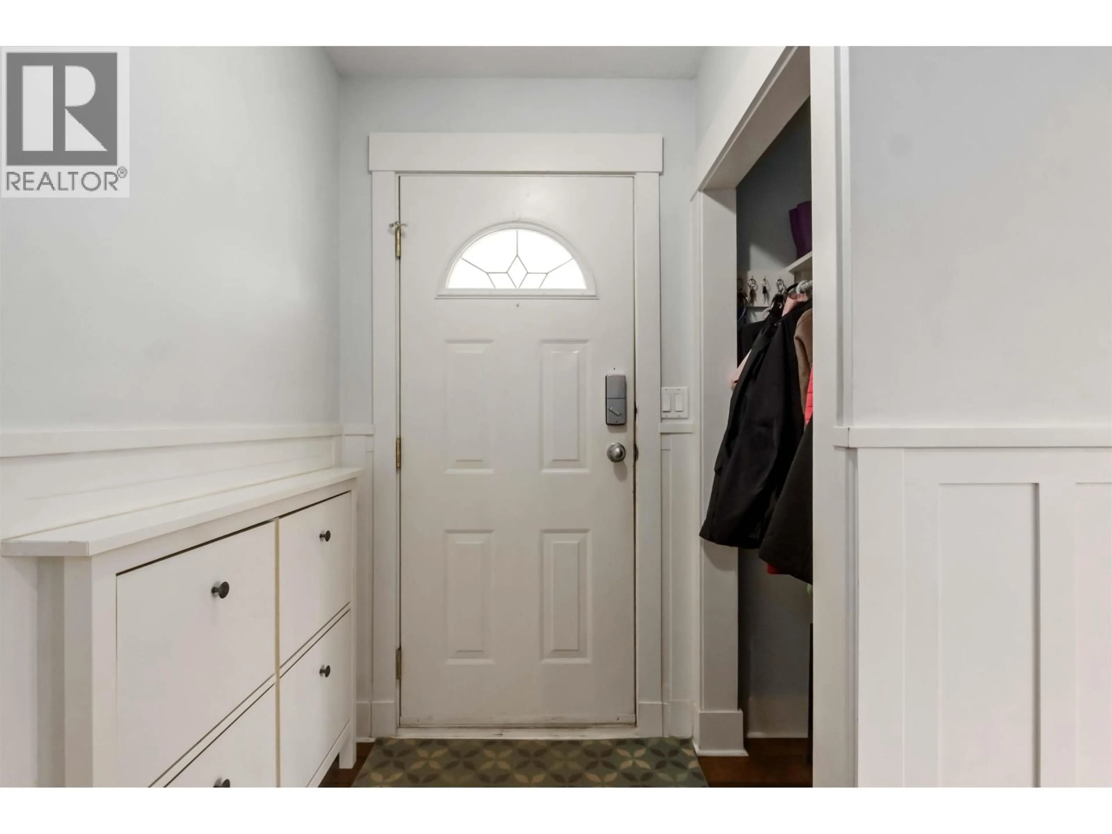 Indoor entryway for 12066 GLENHURST STREET, Maple Ridge British Columbia V2X6V9