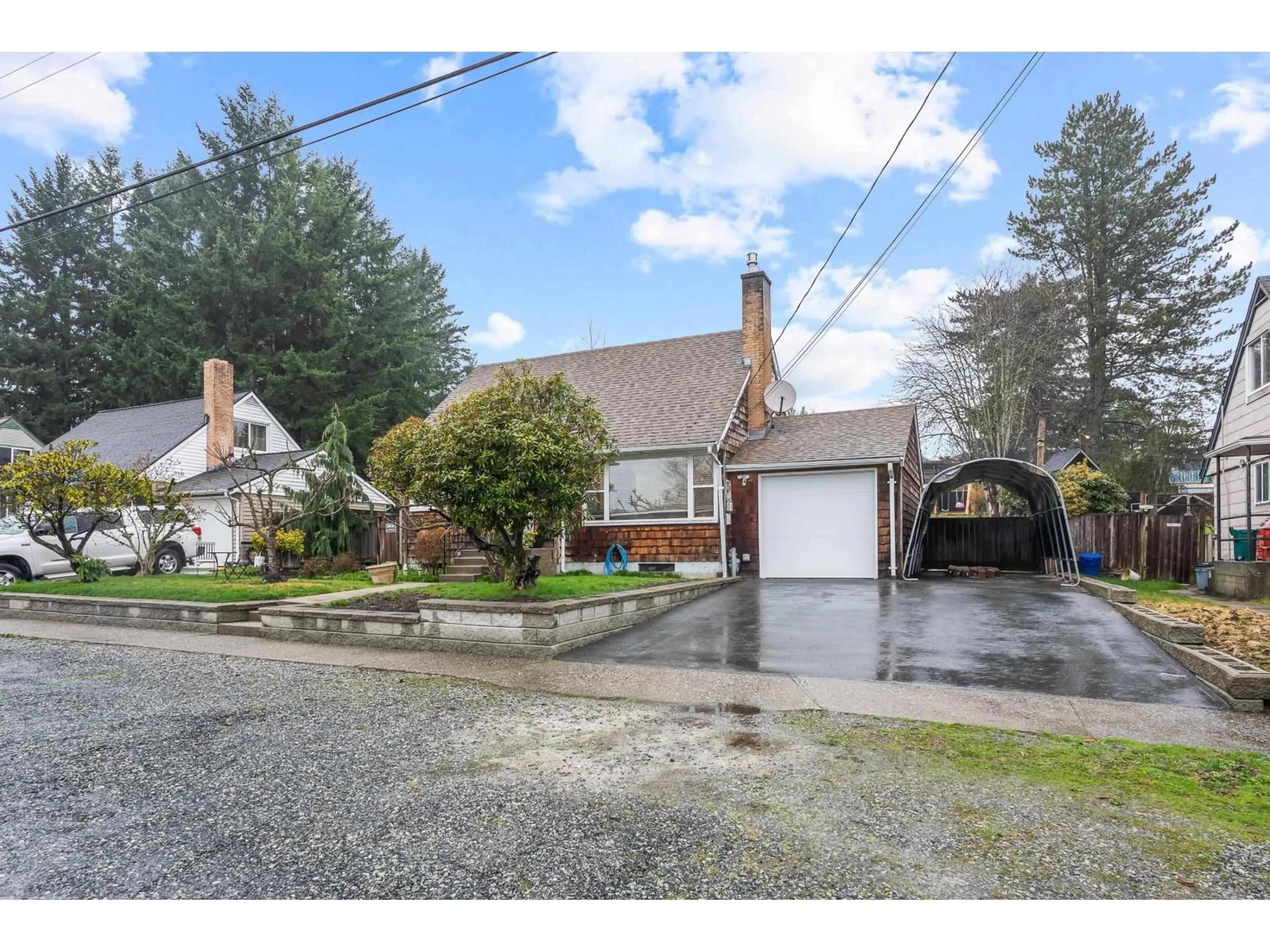 A pic from outside/outdoor area/front of a property/back of a property/a pic from drone, street for 32939 10 AVENUE, Mission British Columbia V2V2K2