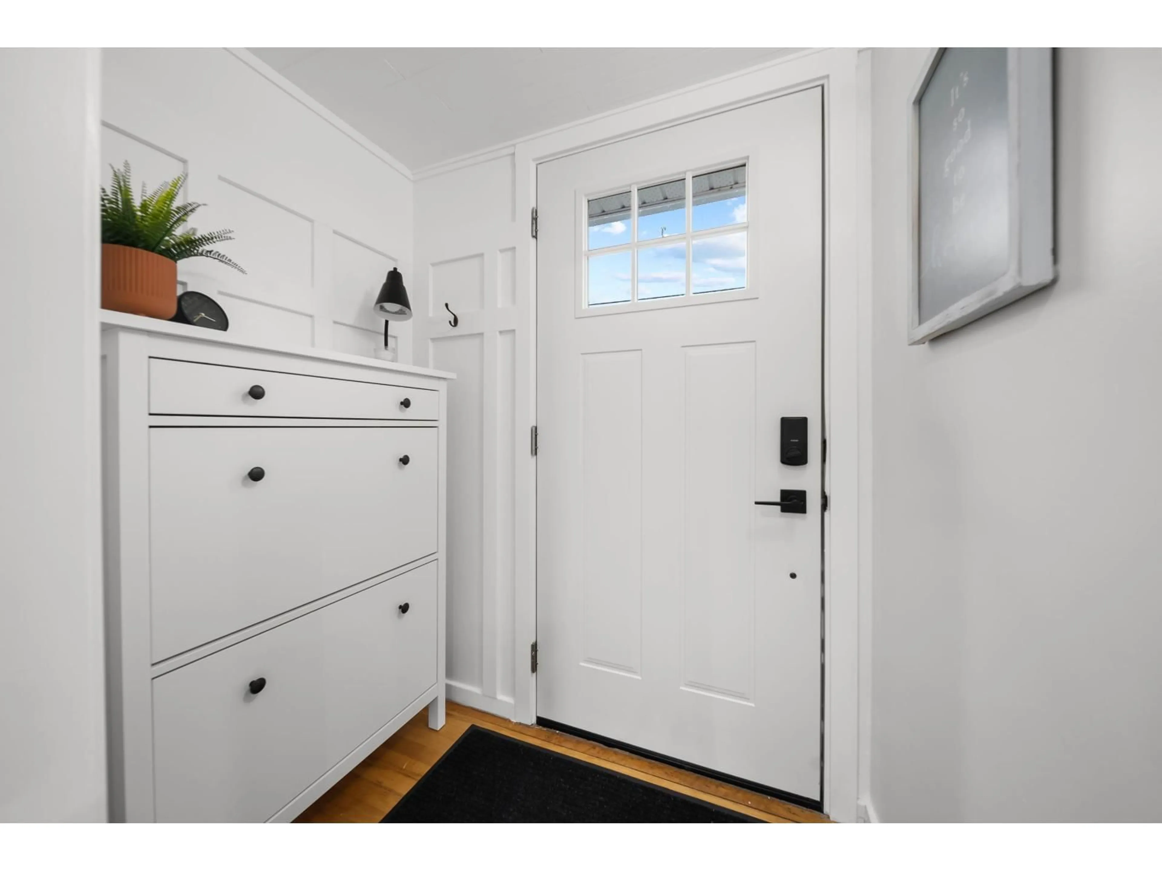 Indoor entryway for 32939 10 AVENUE, Mission British Columbia V2V2K2