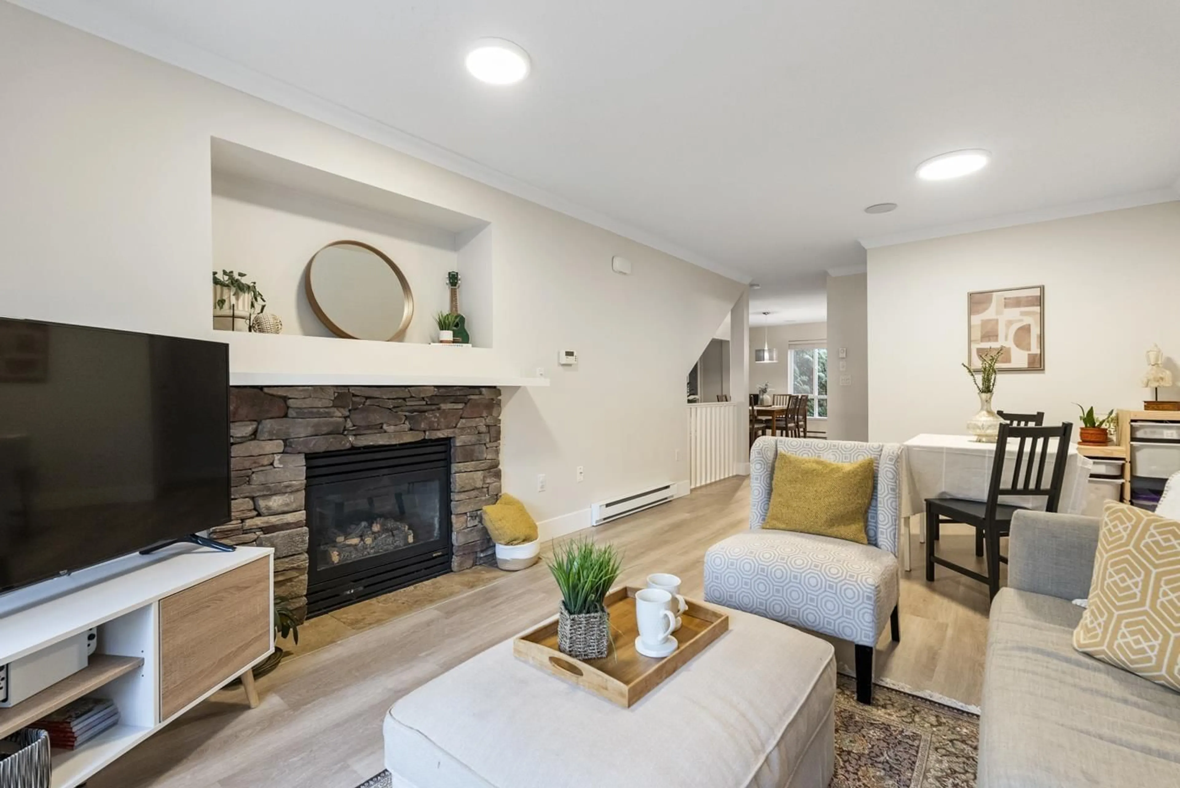 Living room with furniture, unknown for 50 - 16388 85 AVENUE, Surrey British Columbia V4N5G2