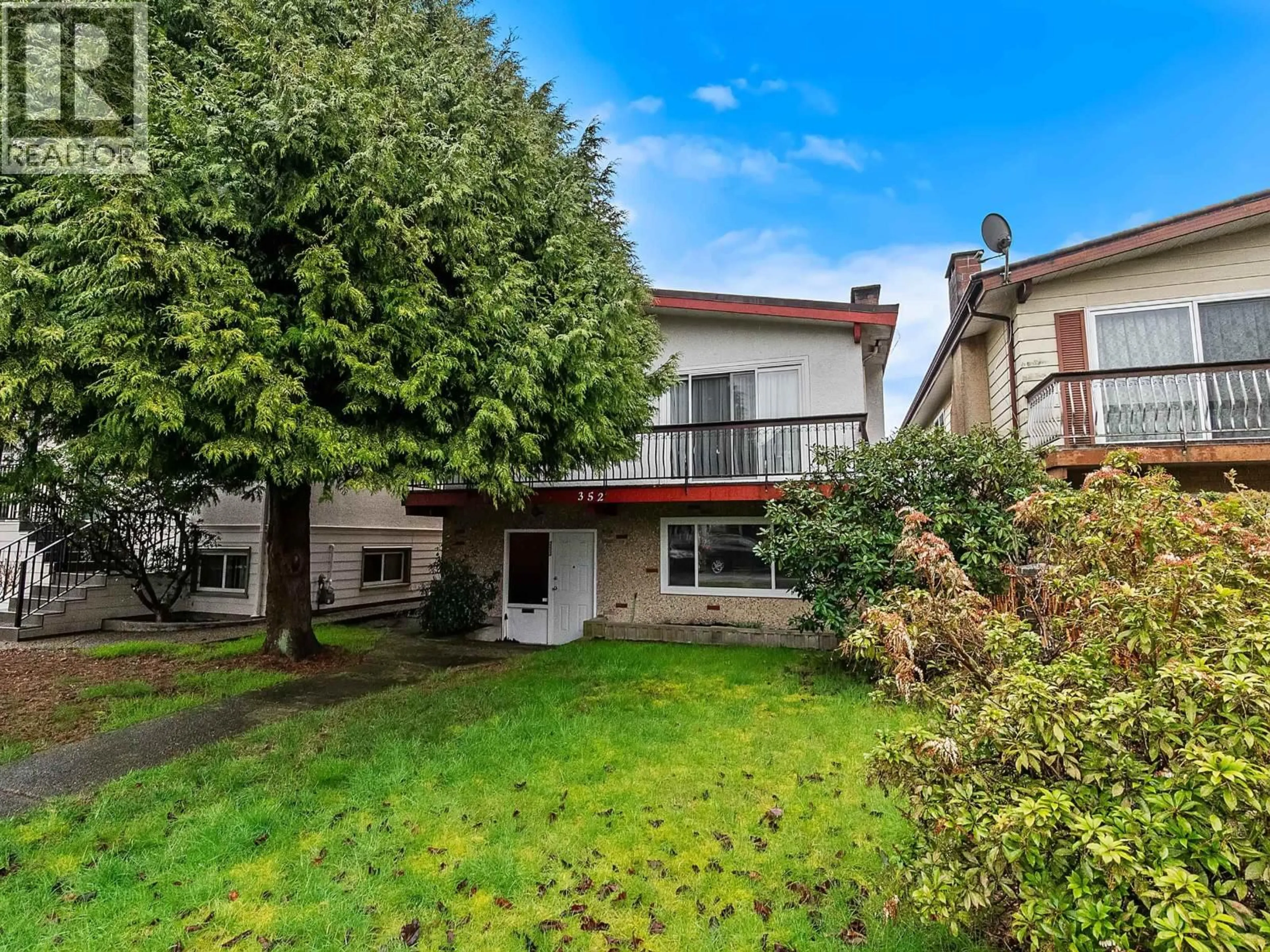 A pic from outside/outdoor area/front of a property/back of a property/a pic from drone, street for 352 38TH AVENUE, Vancouver British Columbia V5W1H6