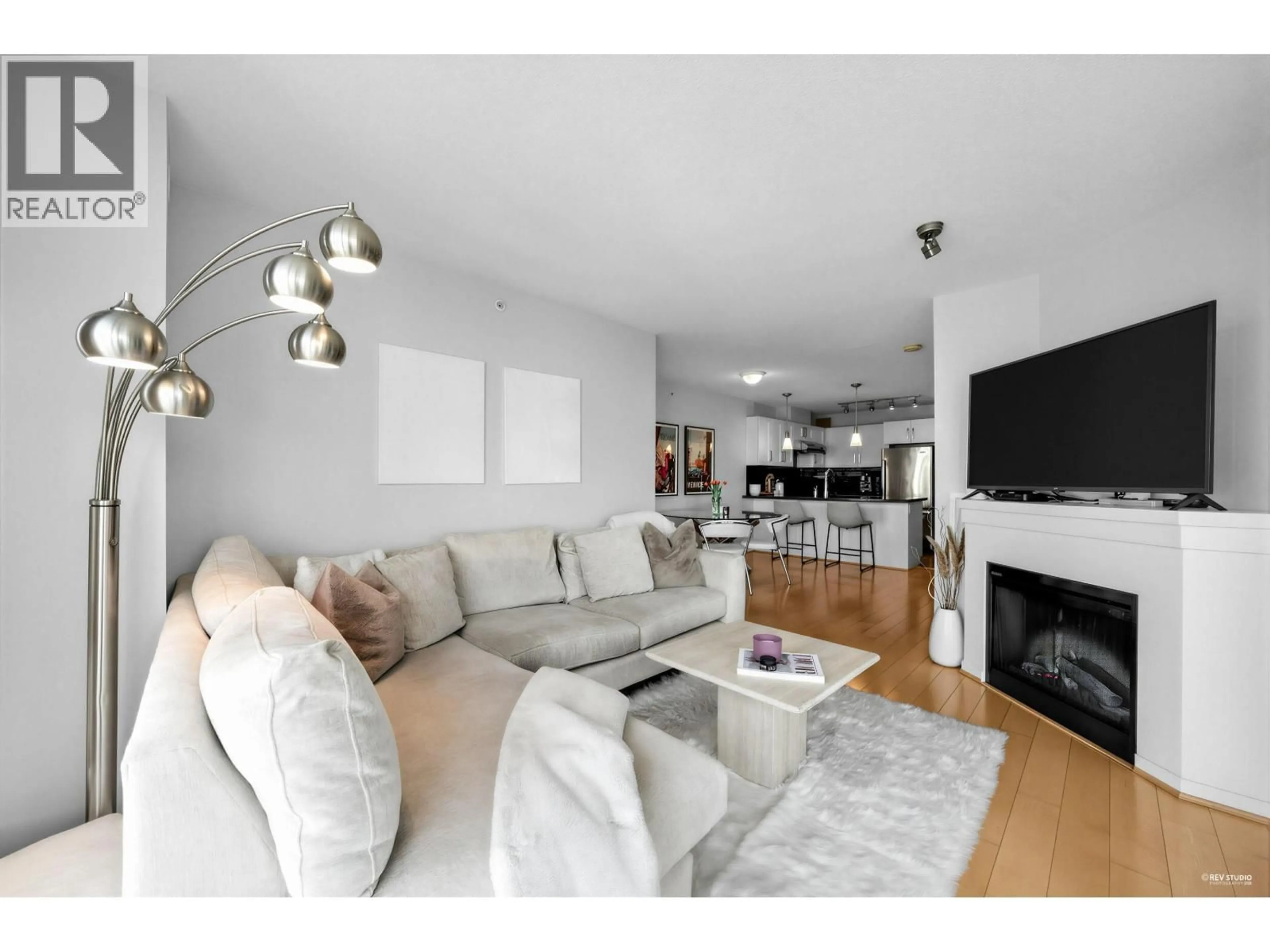 Living room with furniture, wood/laminate floor for 2005 - 2133 DOUGLAS ROAD, Burnaby British Columbia V5C0E9