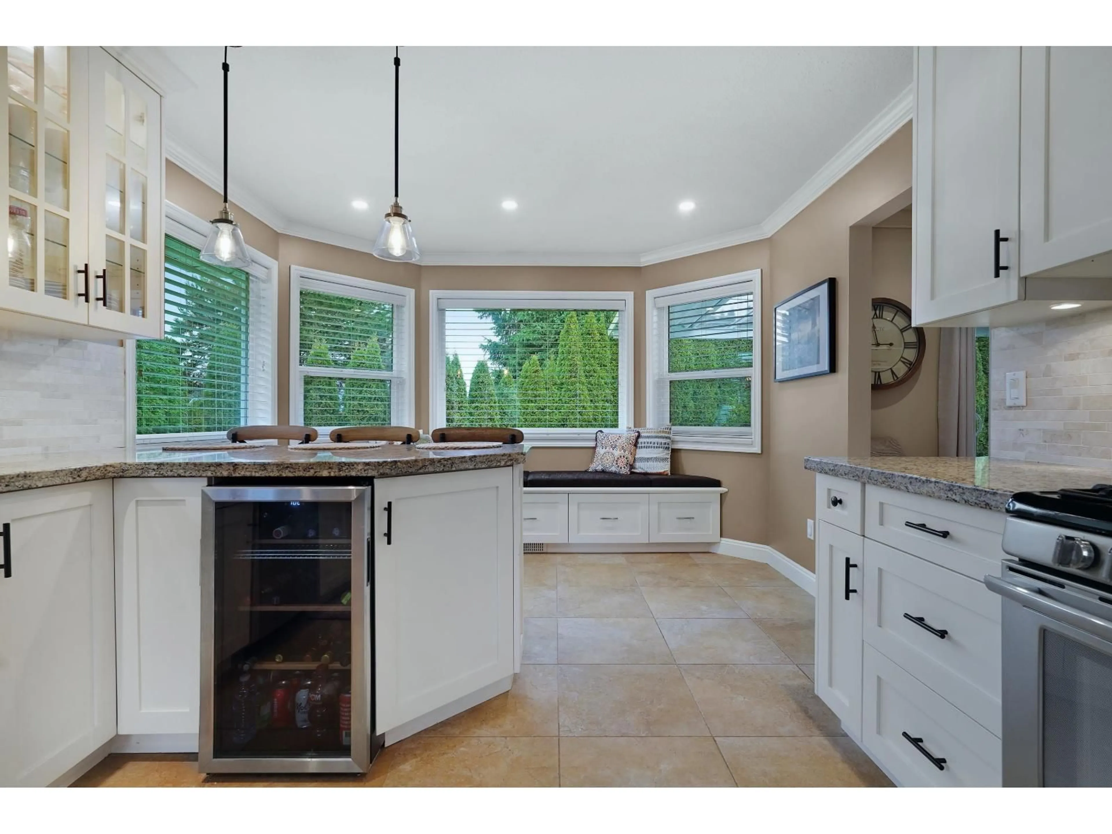 Open concept kitchen, ceramic/tile floor for 9424 154A STREET, Surrey British Columbia V3R9C8