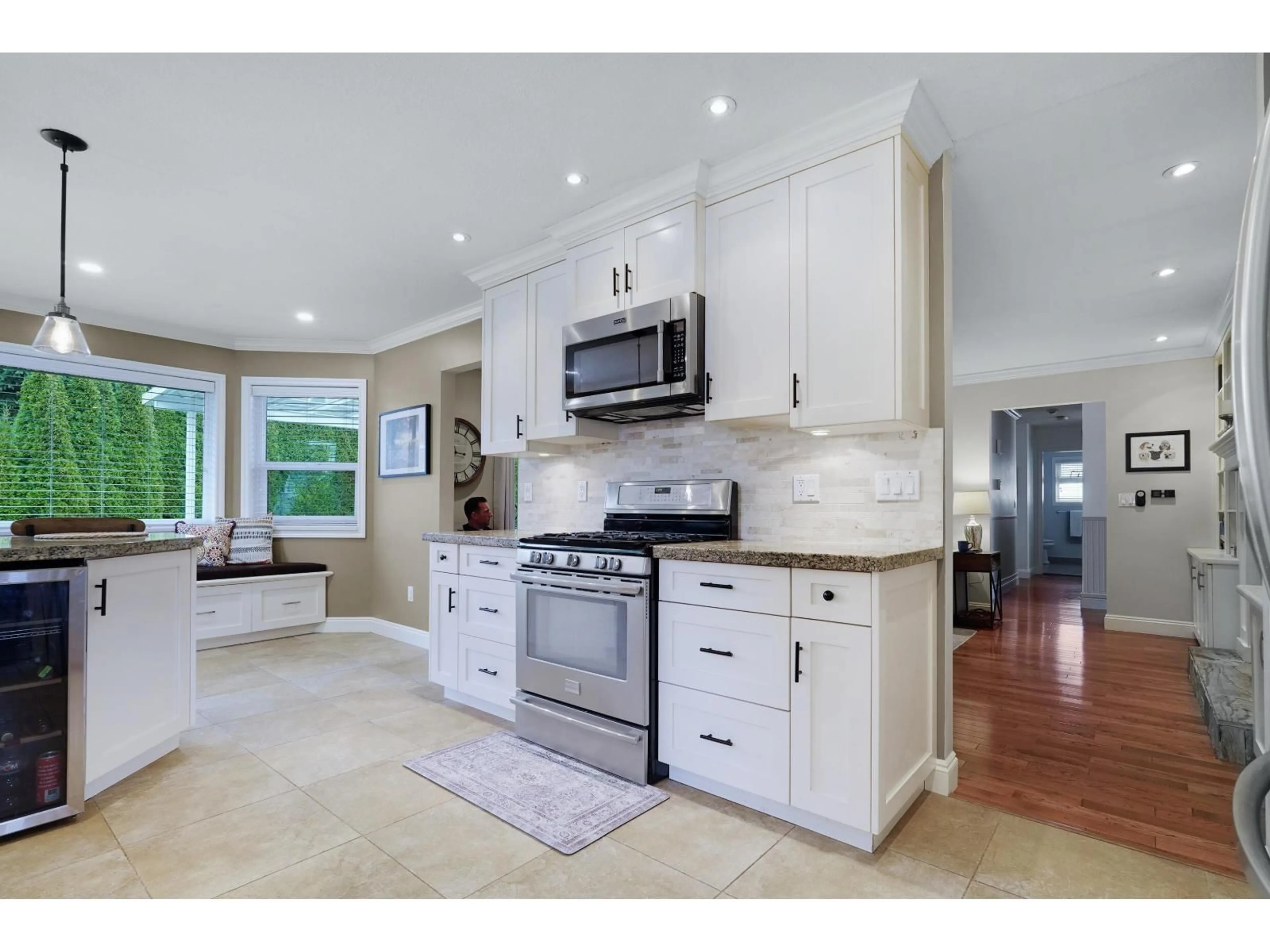 Open concept kitchen, ceramic/tile floor for 9424 154A STREET, Surrey British Columbia V3R9C8