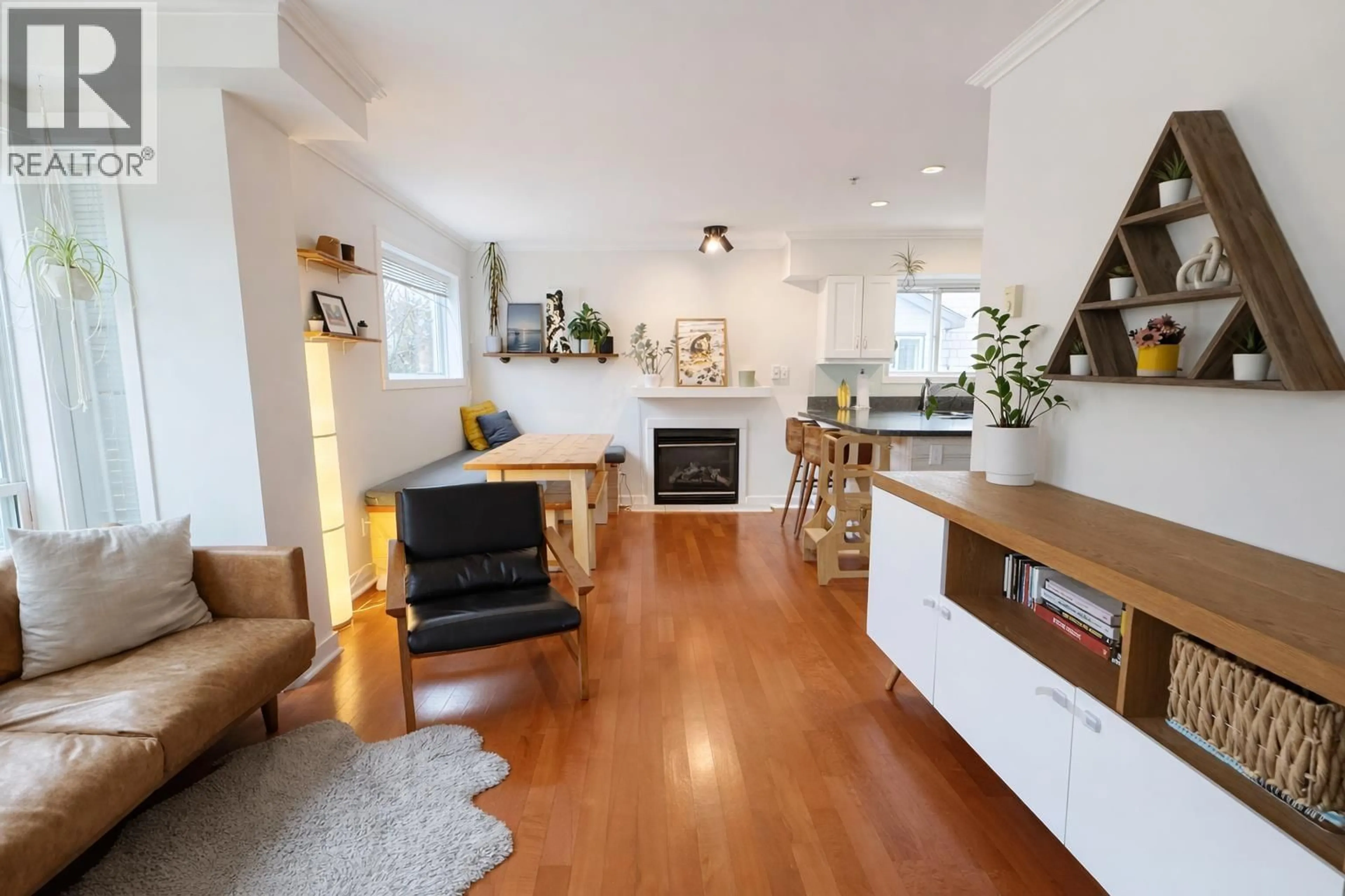 Open concept kitchen, wood/laminate floor for 6 - 1233 MAIN STREET, Squamish British Columbia V8B0P7