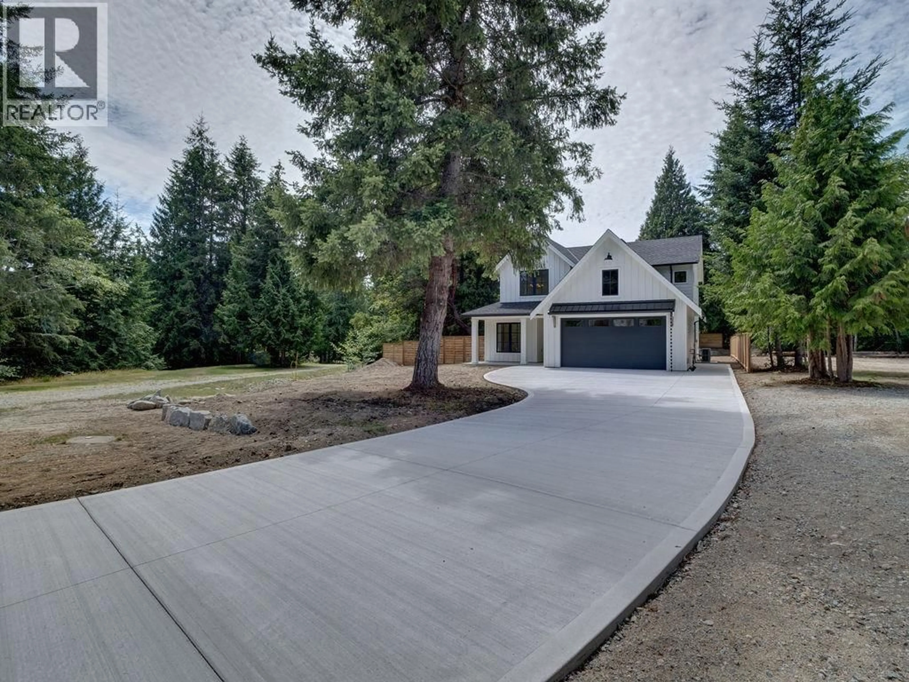 A pic from outside/outdoor area/front of a property/back of a property/a pic from drone, street for 385 SOLAZ PLACE, Gibsons British Columbia V0N1V5