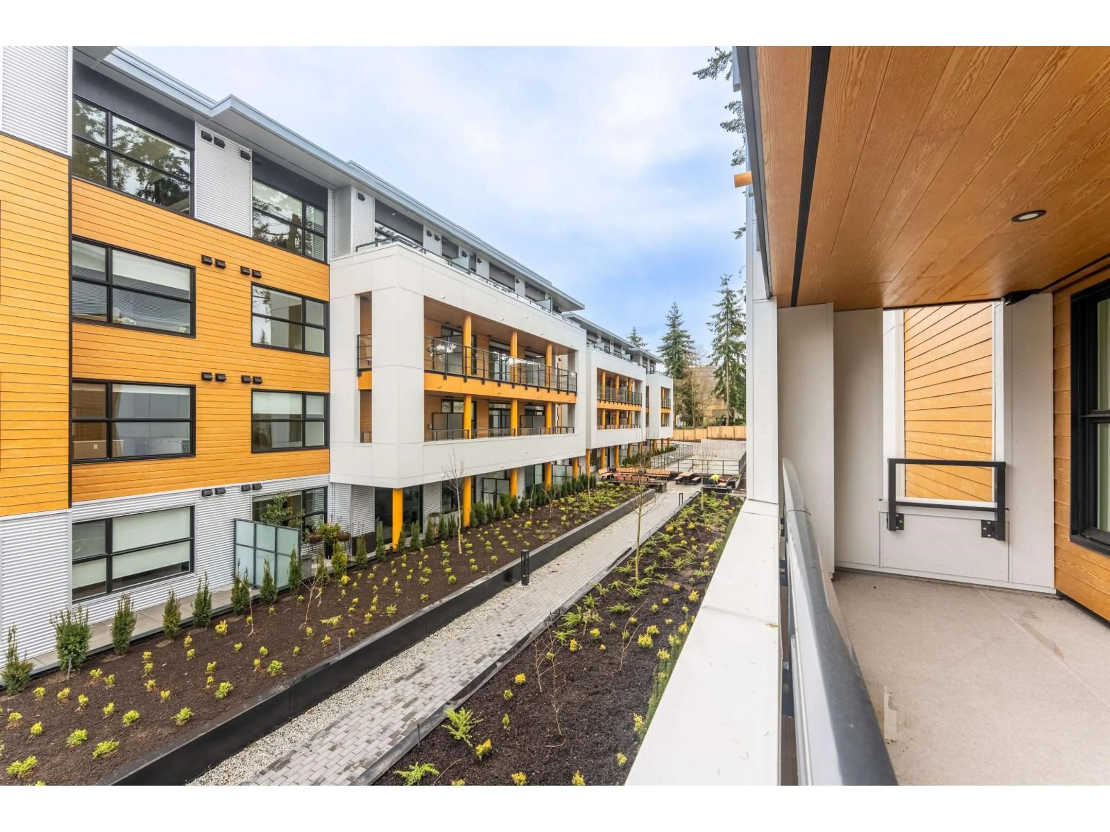 Patio, street for 227 - 2635 KING GEORGE BOULEVARD, Surrey British Columbia V4P0H7