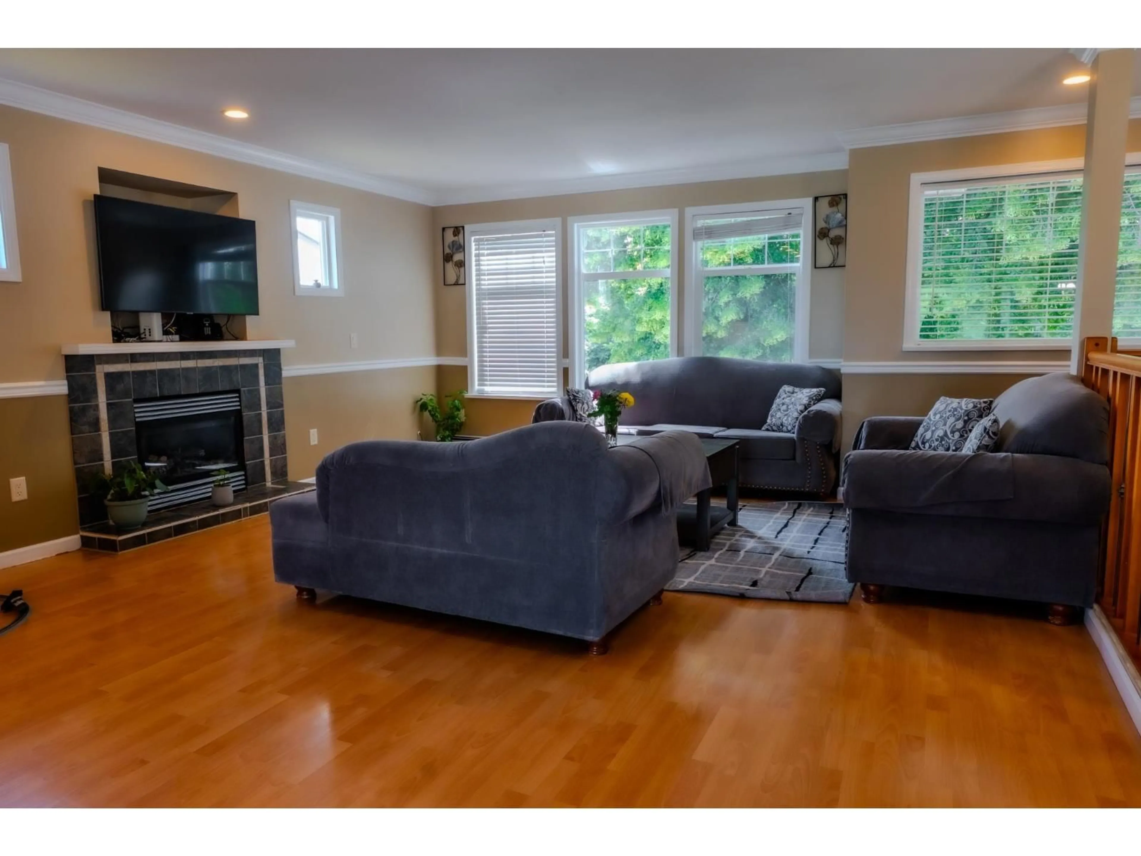 Living room with furniture, wood/laminate floor for 3162 STATION ROAD, Abbotsford British Columbia V4X2S8