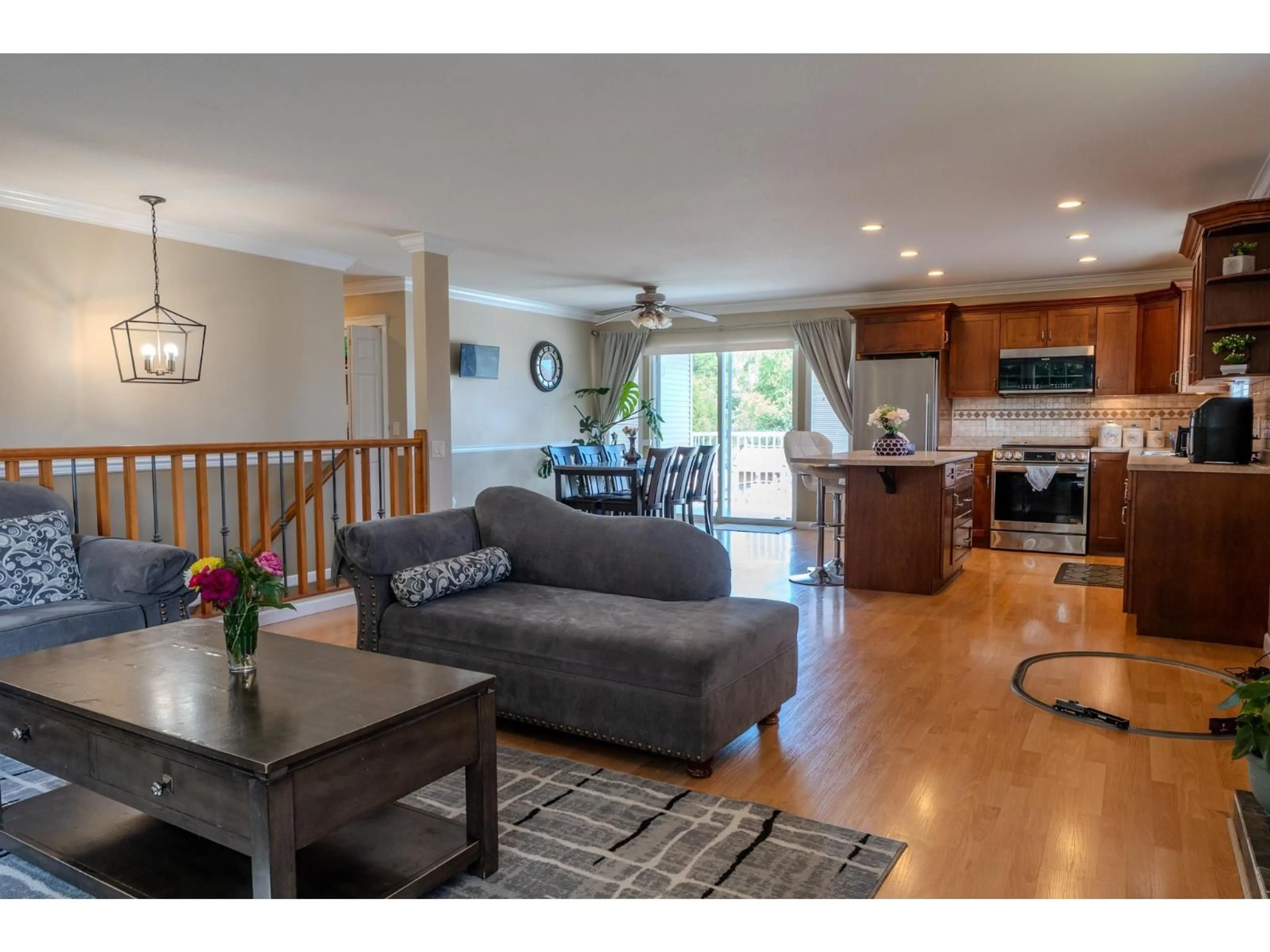 Open concept kitchen, wood/laminate floor for 3162 STATION ROAD, Abbotsford British Columbia V4X2S8