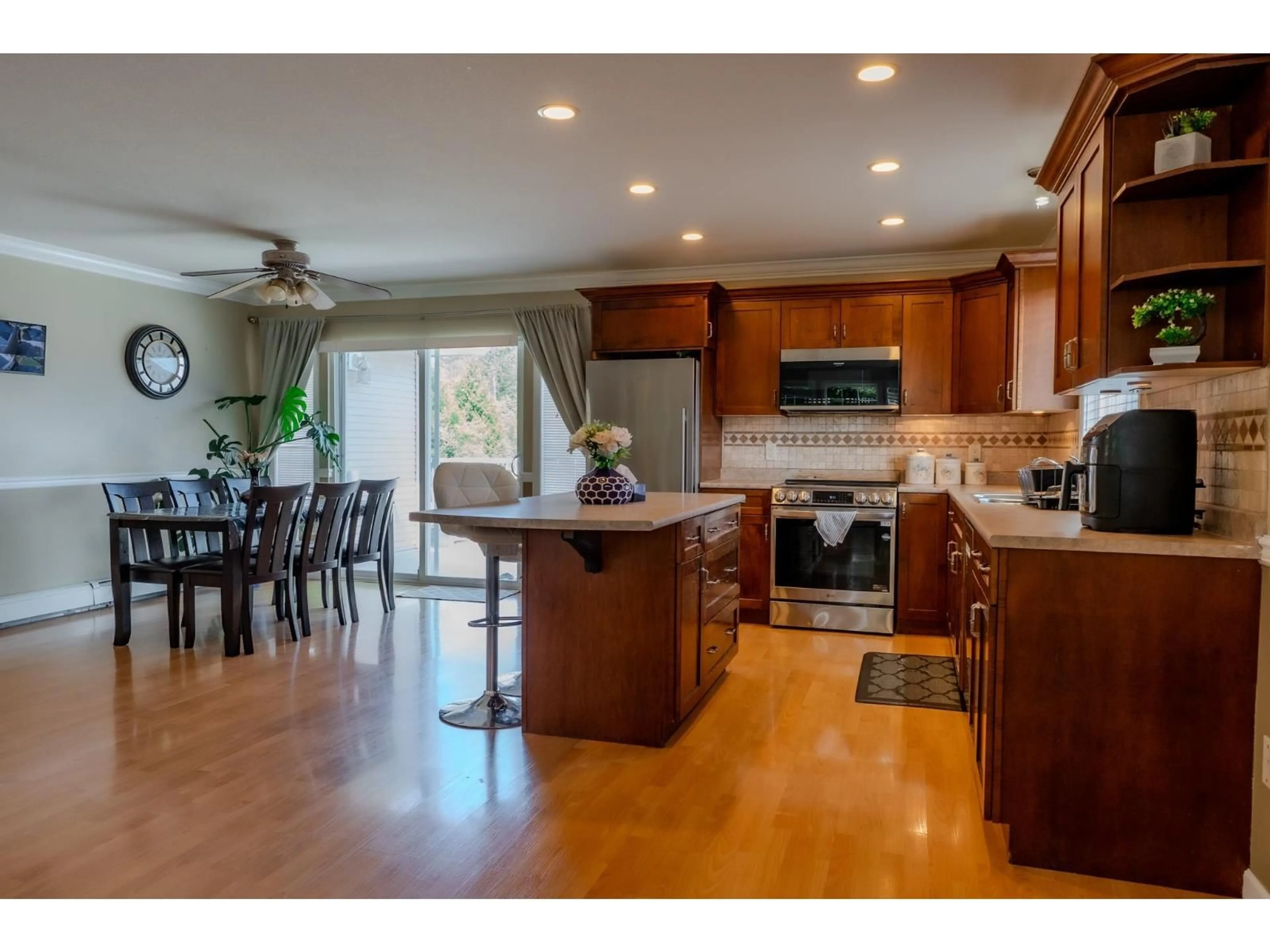 Open concept kitchen, unknown for 3162 STATION ROAD, Abbotsford British Columbia V4X2S8