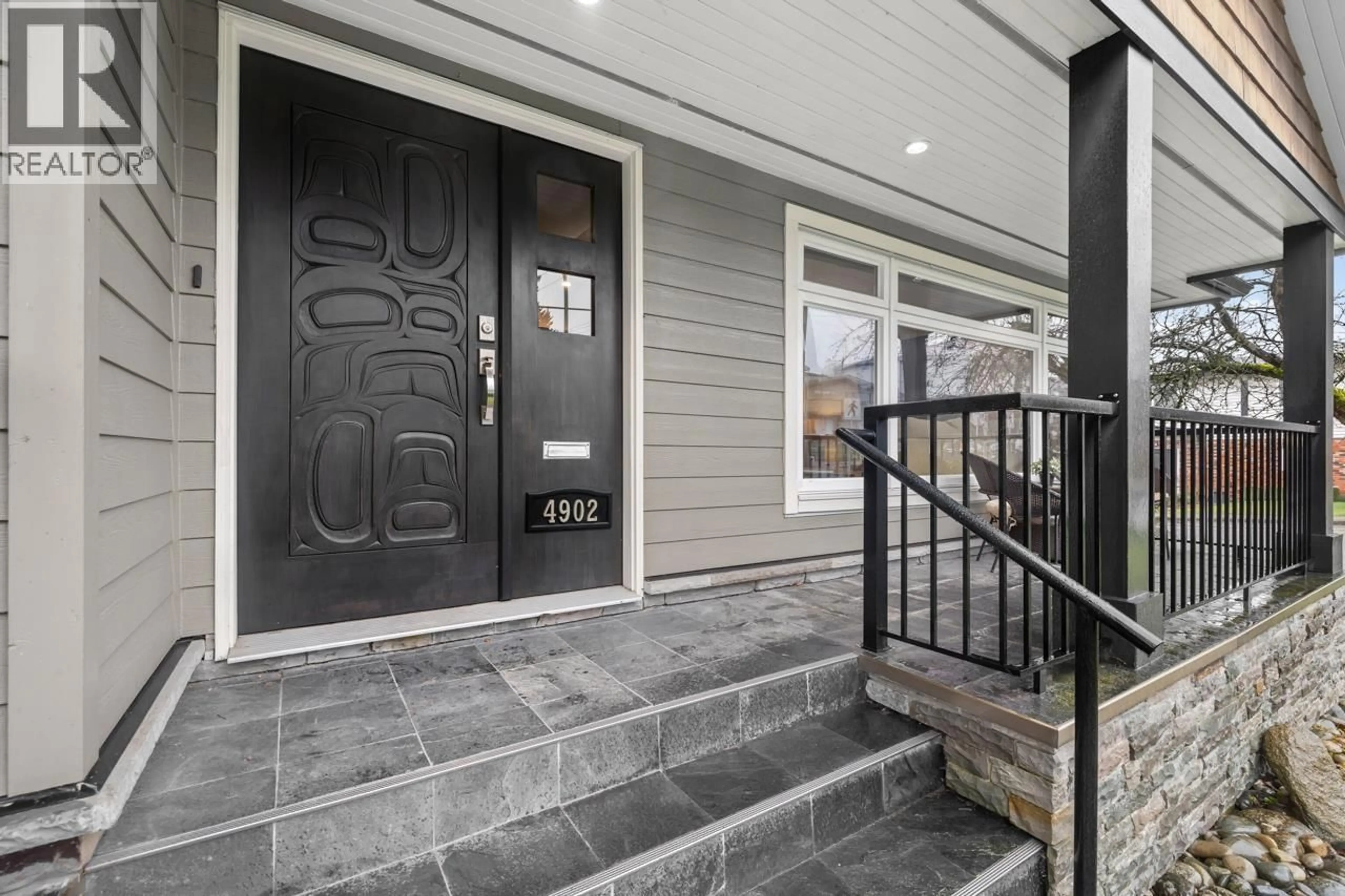 Indoor entryway for 4902 VENABLES STREET, Burnaby British Columbia V5B1X7