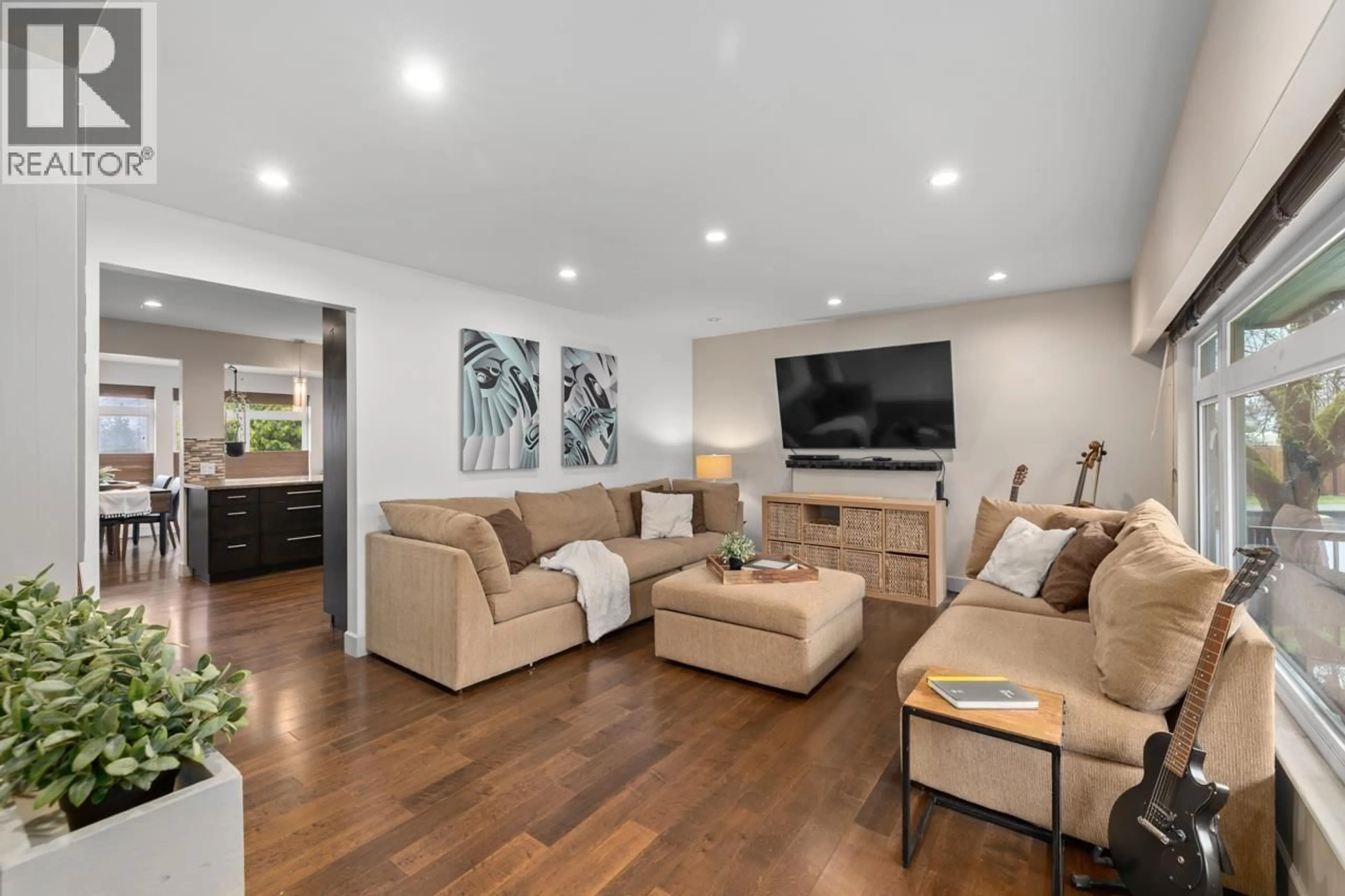 Living room with furniture, unknown for 4902 VENABLES STREET, Burnaby British Columbia V5B1X7