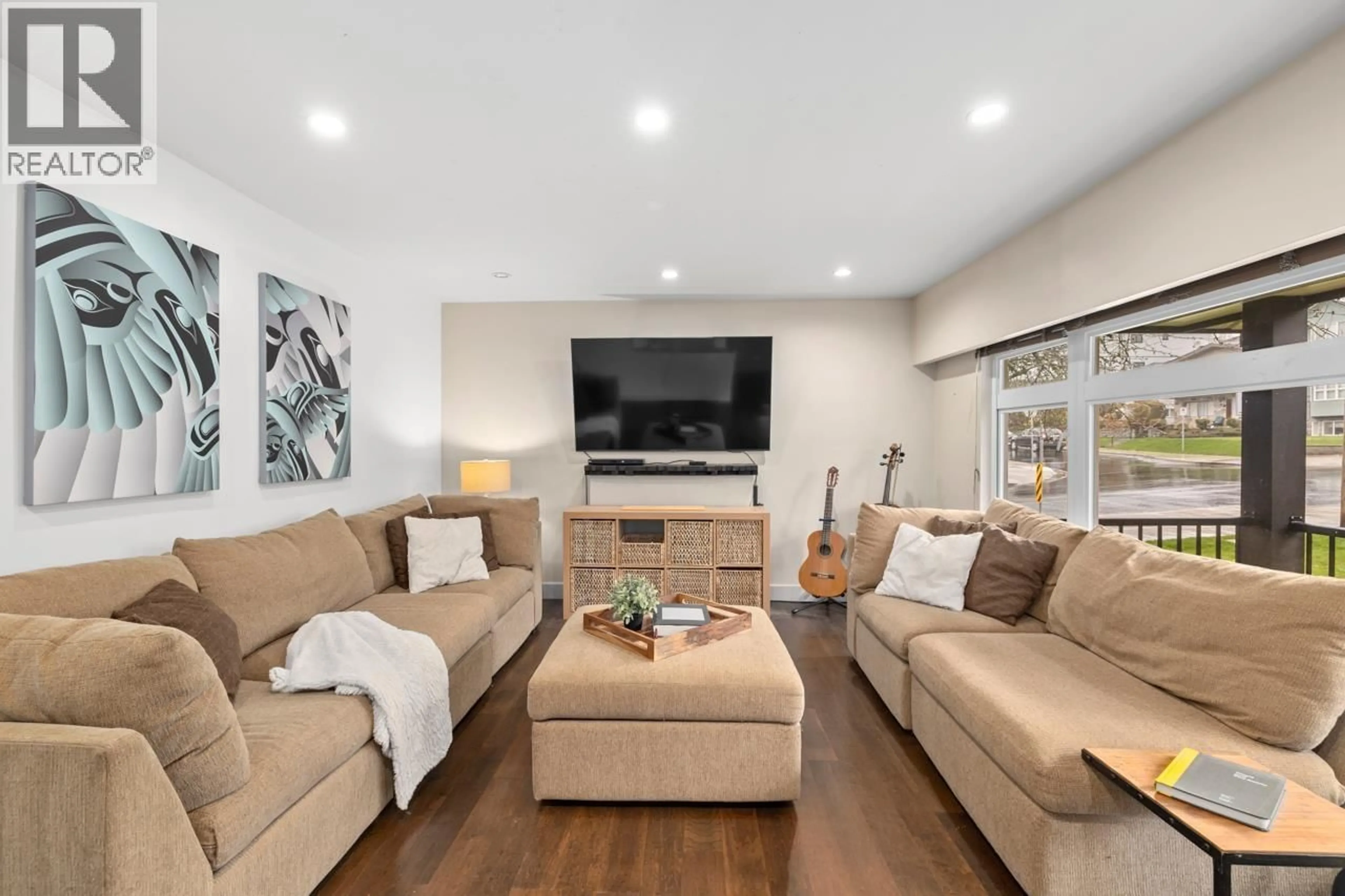 Living room with furniture, wood/laminate floor for 4902 VENABLES STREET, Burnaby British Columbia V5B1X7