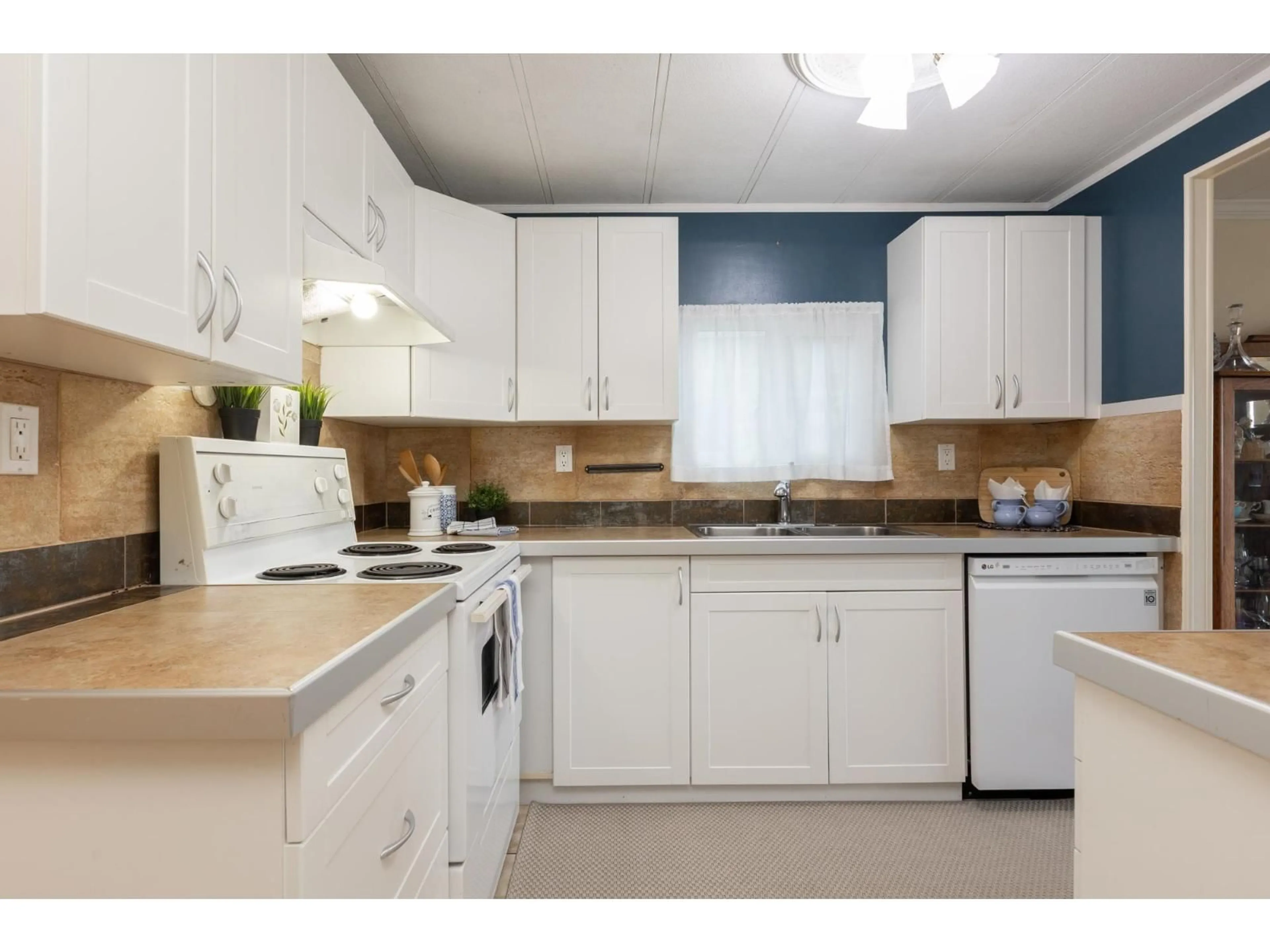 Standard kitchen, unknown for 50 - 15875 20 AVENUE, Surrey British Columbia V4A2B1