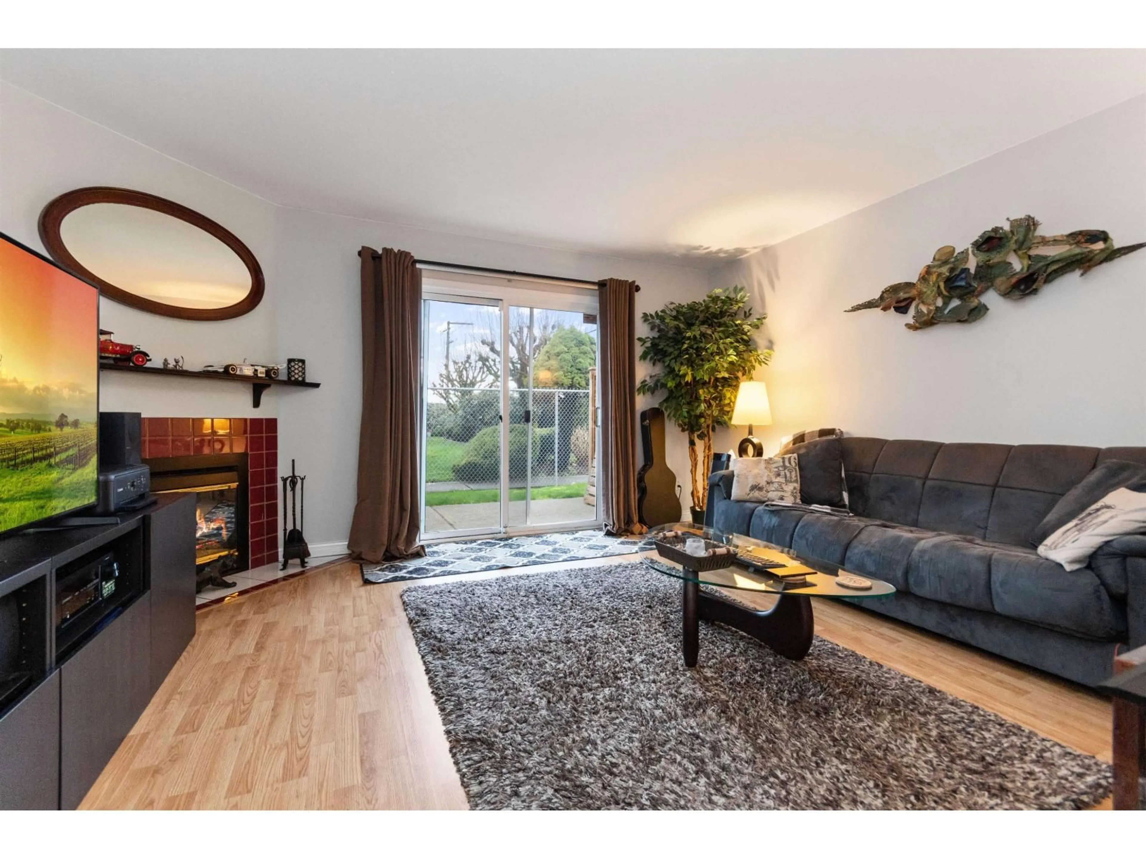 Living room with furniture, wood/laminate floor for 1 - 9206 CORBOULD STREET, Chilliwack British Columbia V2P4A5