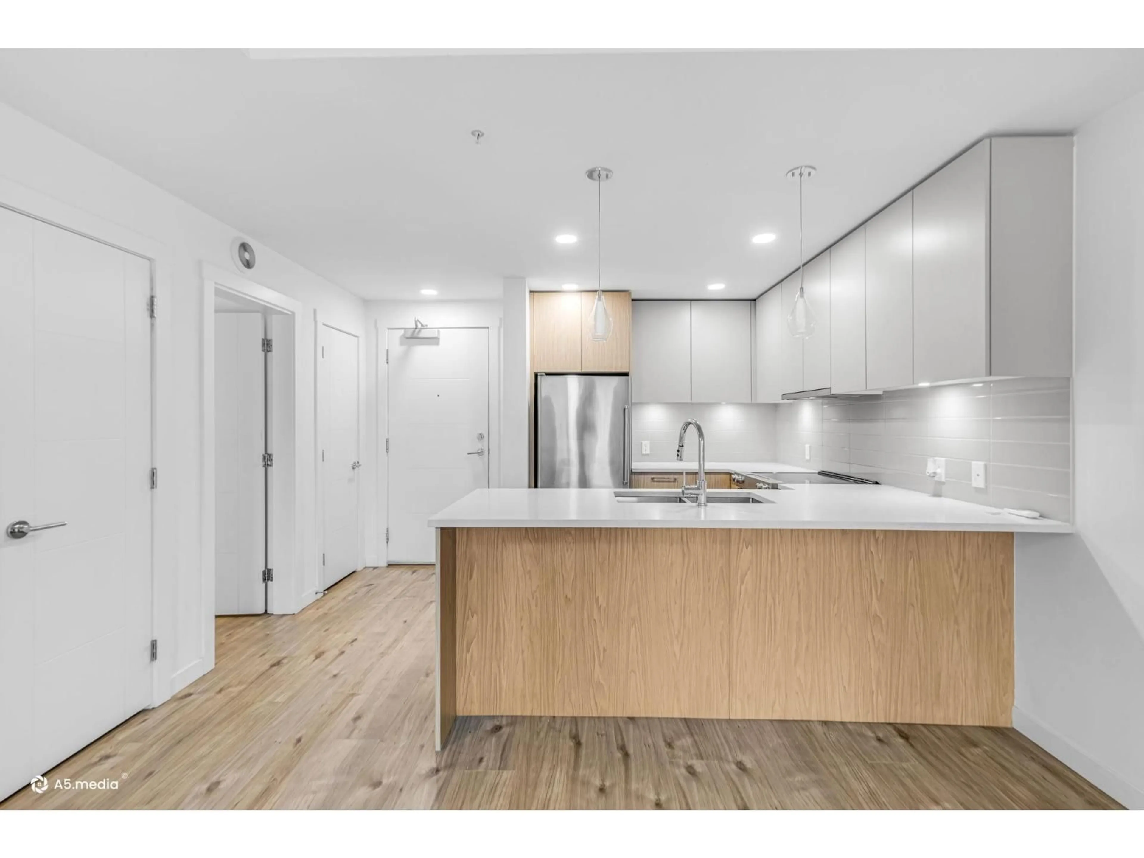 Open concept kitchen, wood/laminate floor for 416 - 3182 GLADWIN ROAD, Abbotsford British Columbia V2S7B4