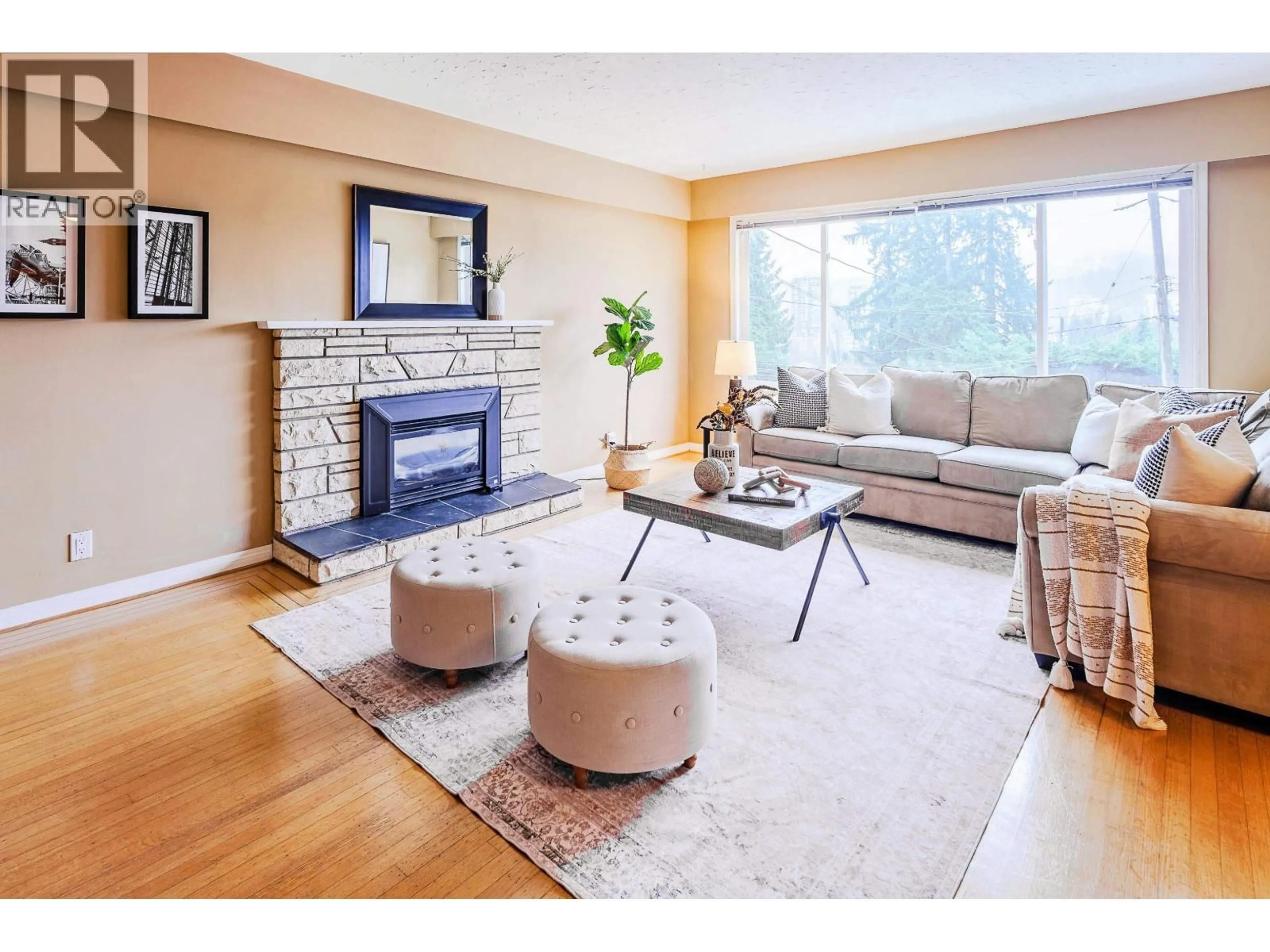 Living room with furniture, wood/laminate floor for 3361 VIEWMOUNT PLACE, Port Moody British Columbia V3H2L6