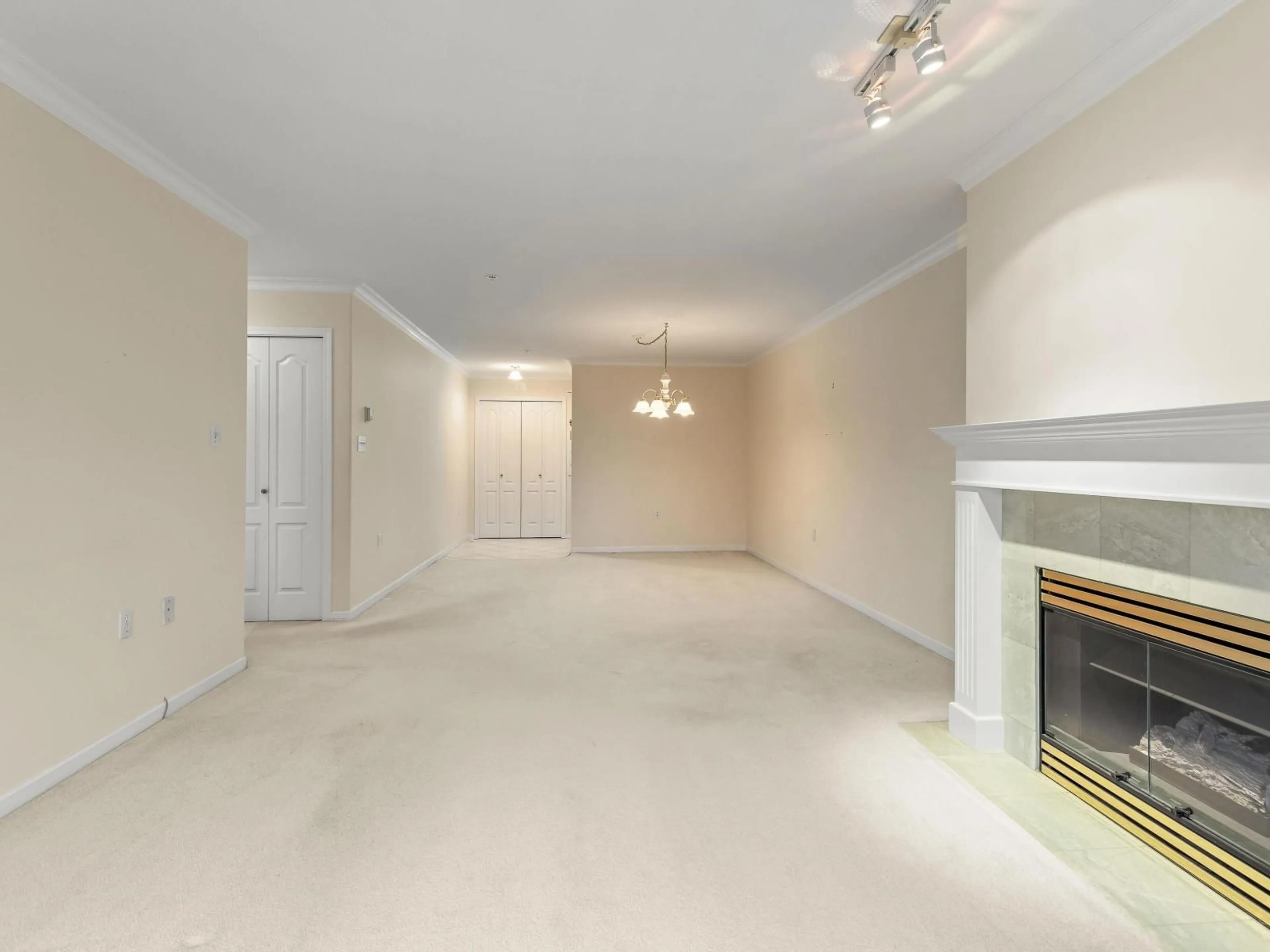 A pic of a room for 118 - 15350 19A AVENUE, Surrey British Columbia V4A9W1