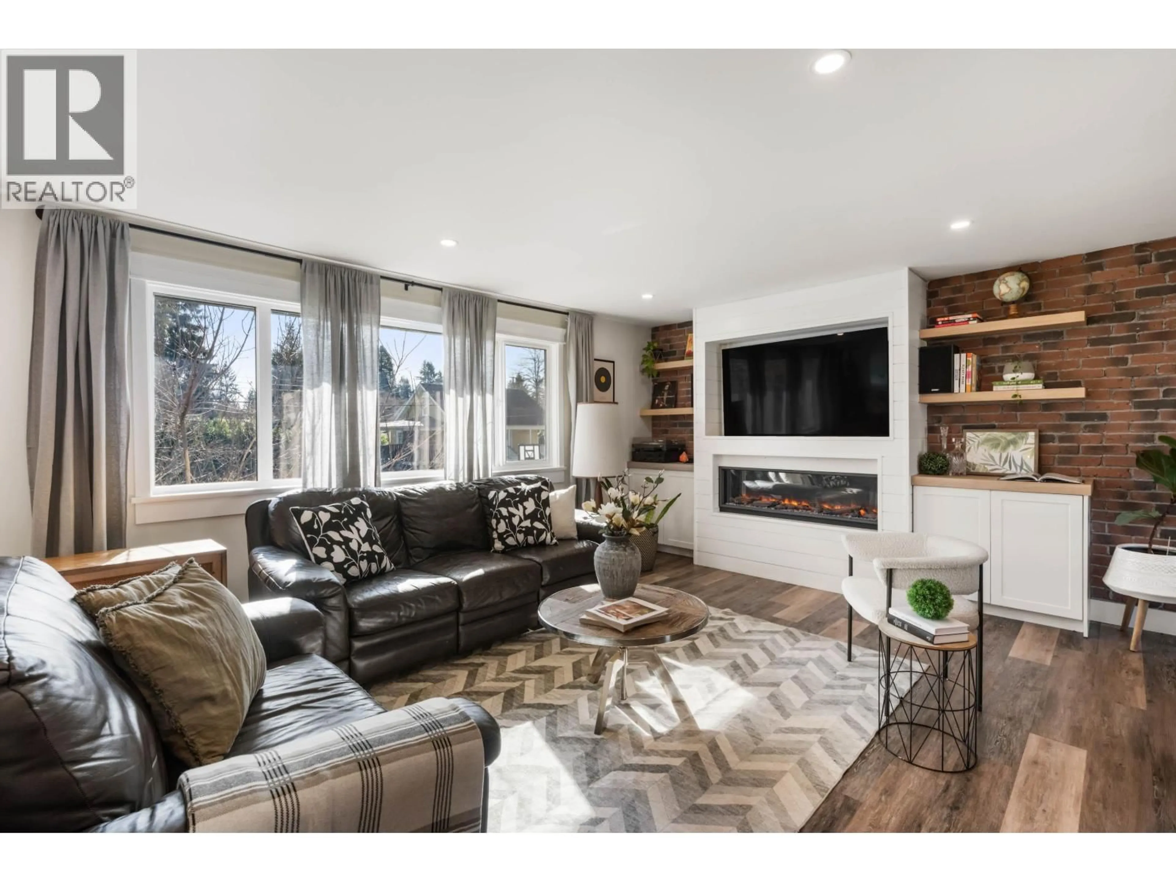 Living room with furniture, wood/laminate floor for 21635 123 AVENUE, Maple Ridge British Columbia V2X4C4