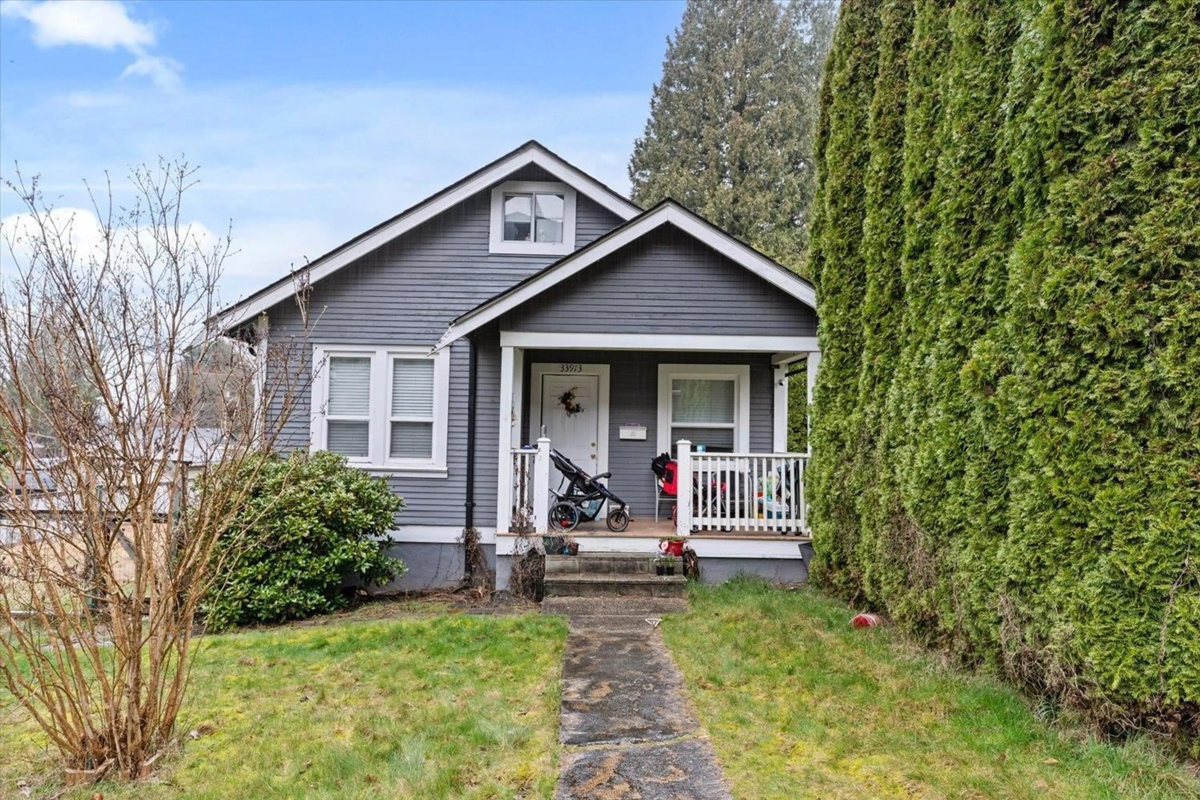 Home with vinyl exterior material, street for 33913 PINE STREET, Abbotsford British Columbia V2S2P4