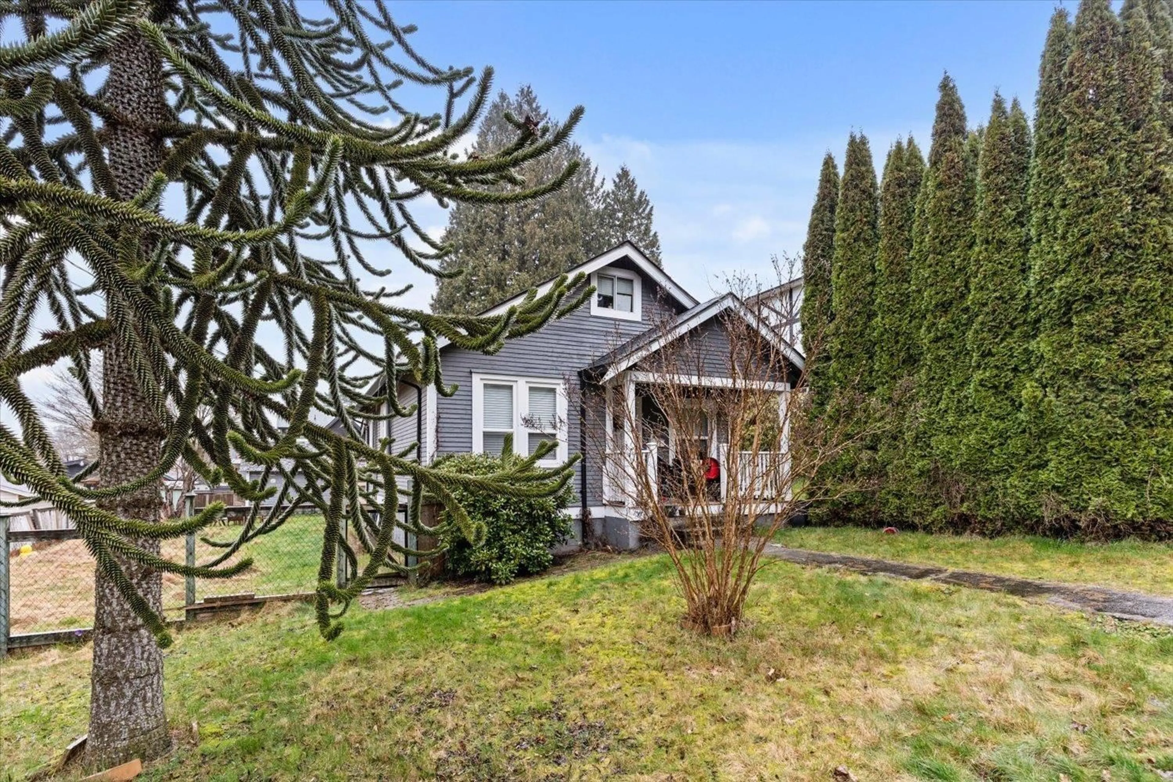 A pic from outside/outdoor area/front of a property/back of a property/a pic from drone, unknown for 33913 PINE STREET, Abbotsford British Columbia V2S2P4