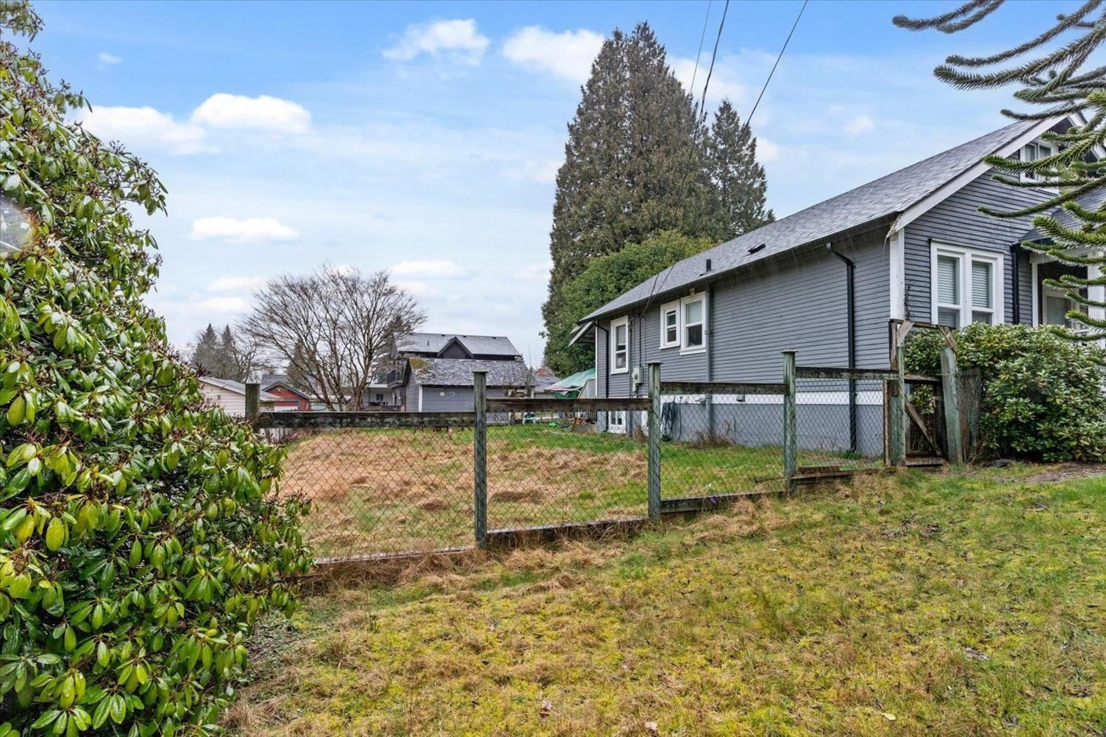 A pic from outside/outdoor area/front of a property/back of a property/a pic from drone, street for 33913 PINE STREET, Abbotsford British Columbia V2S2P4