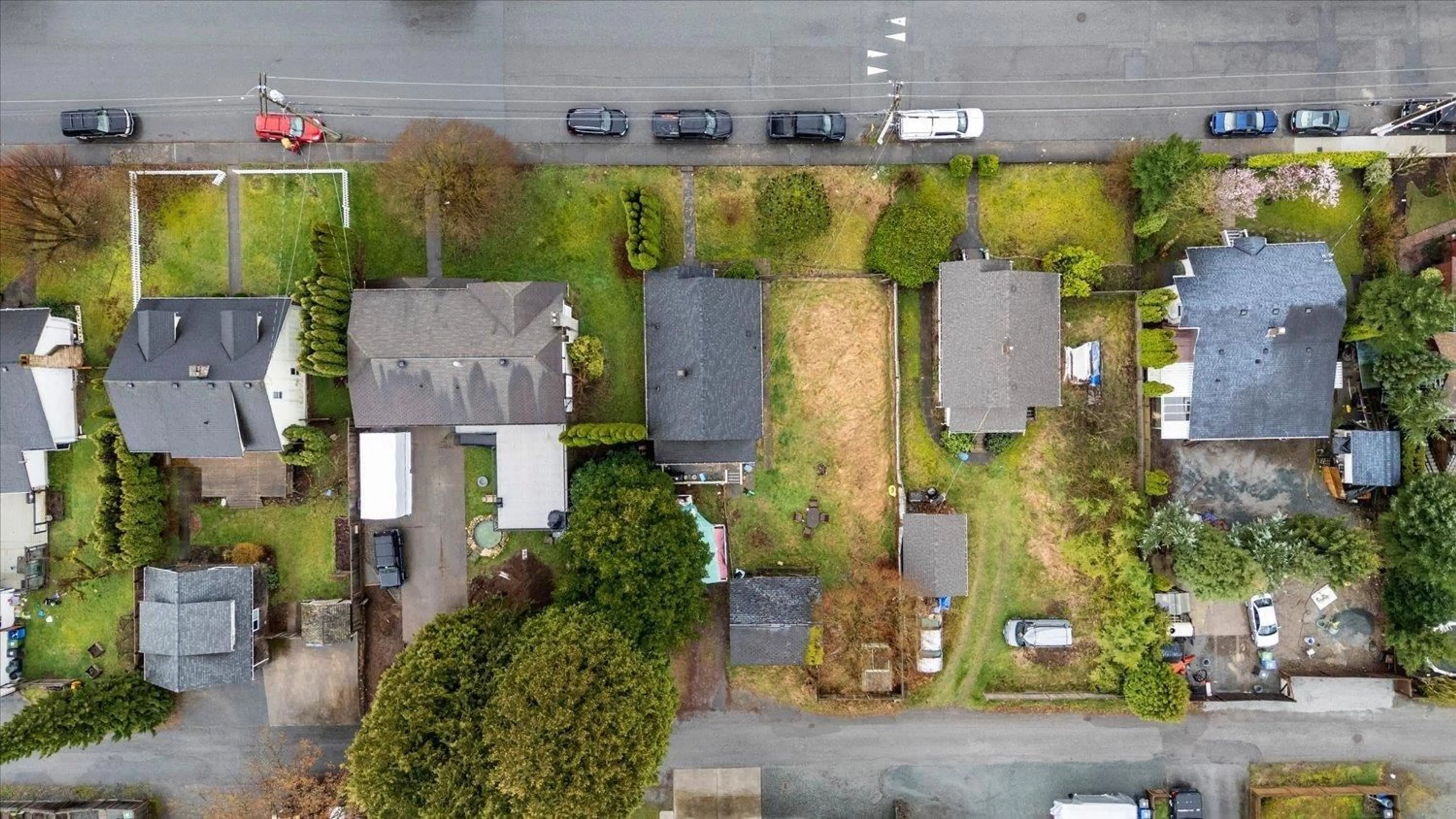 A pic from outside/outdoor area/front of a property/back of a property/a pic from drone, street for 33913 PINE STREET, Abbotsford British Columbia V2S2P4