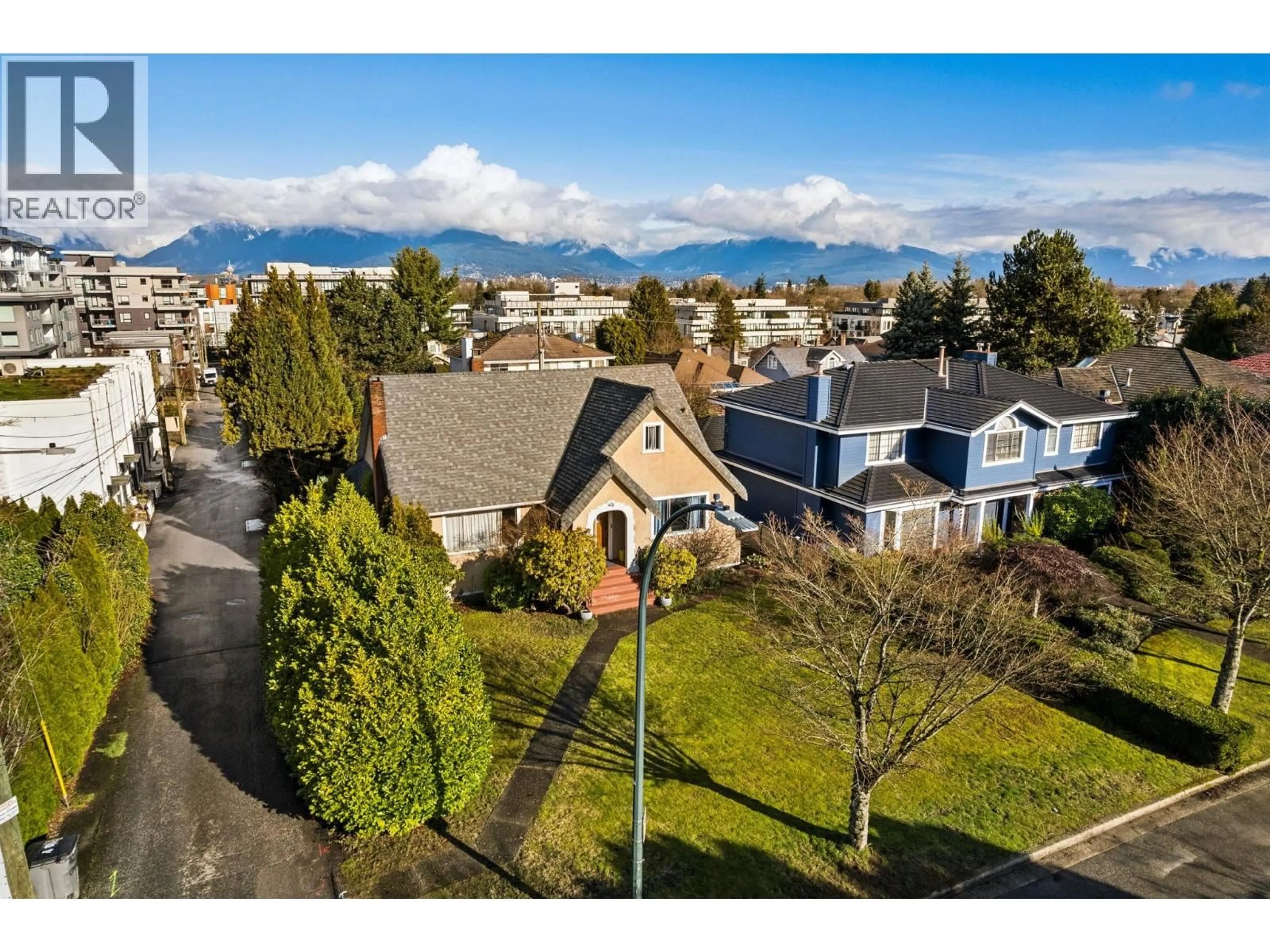 A pic from outside/outdoor area/front of a property/back of a property/a pic from drone, mountain view for 475 27TH AVENUE, Vancouver British Columbia V5Y2K4