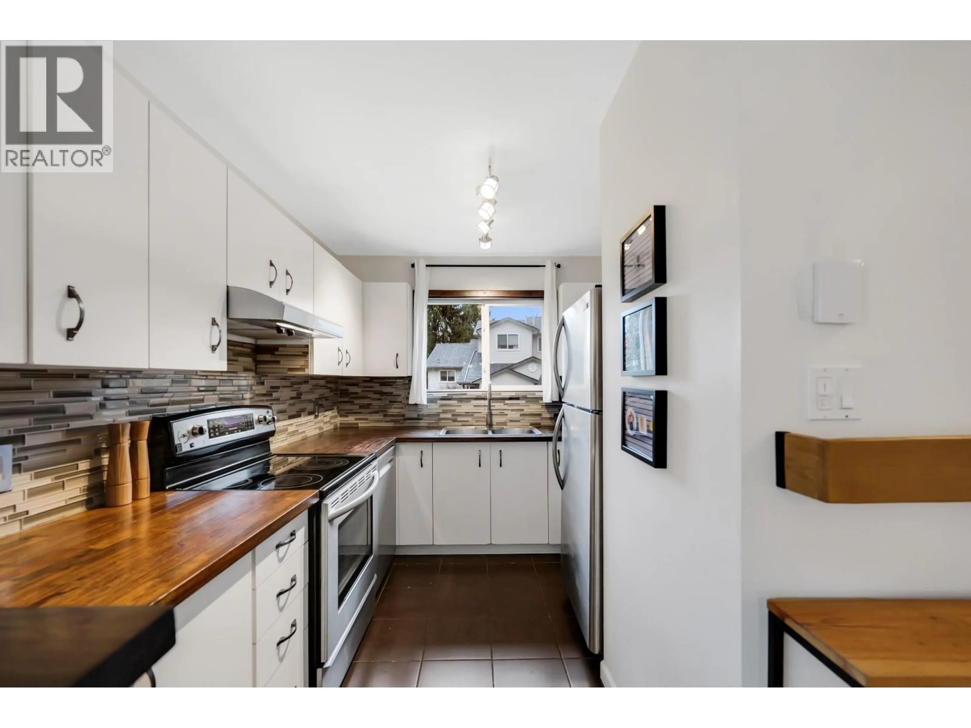 Standard kitchen, unknown for 14 - 39920 GOVERNMENT ROAD, Squamish British Columbia V8B0G5