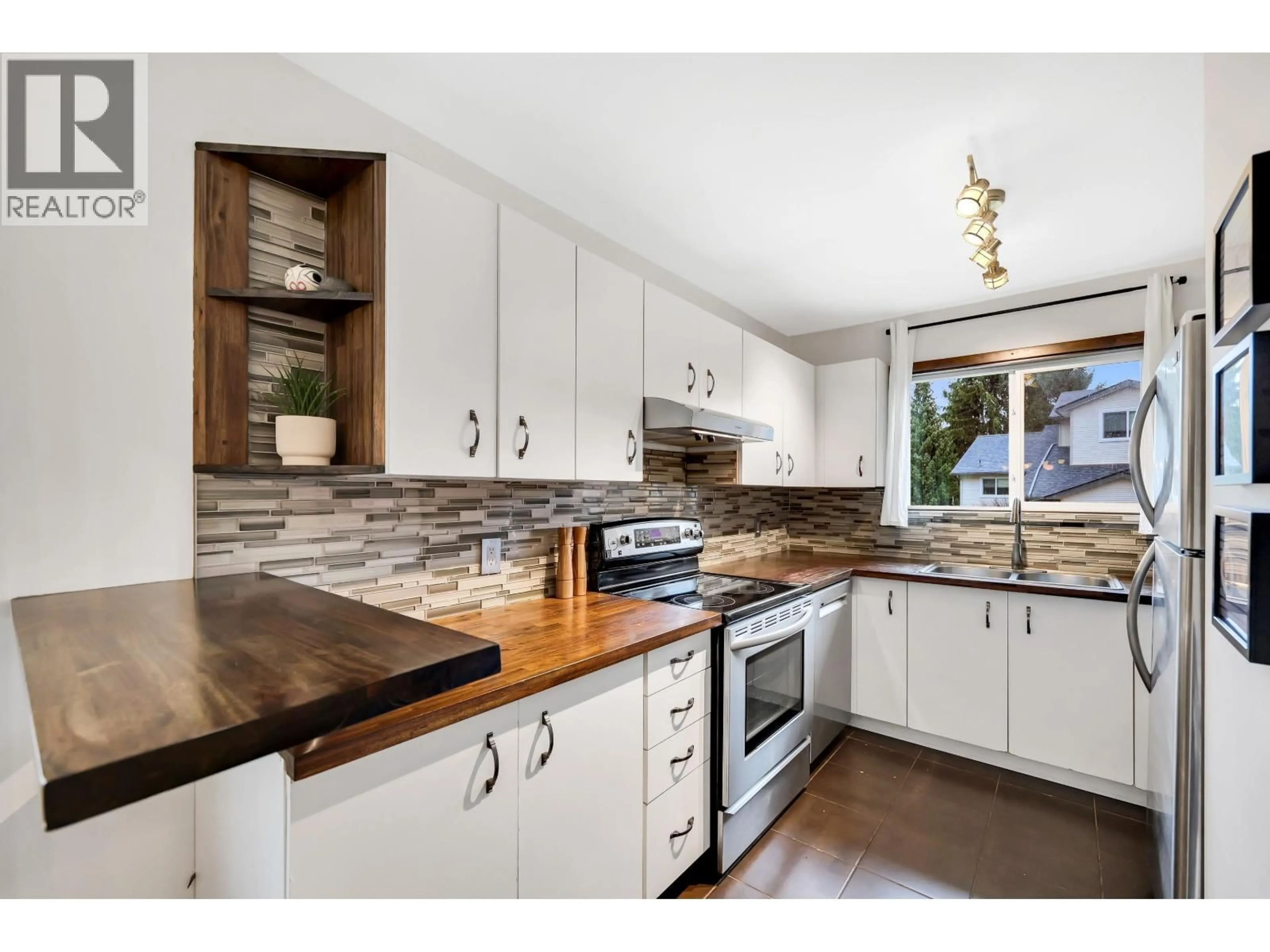 Open concept kitchen, unknown for 14 - 39920 GOVERNMENT ROAD, Squamish British Columbia V8B0G5