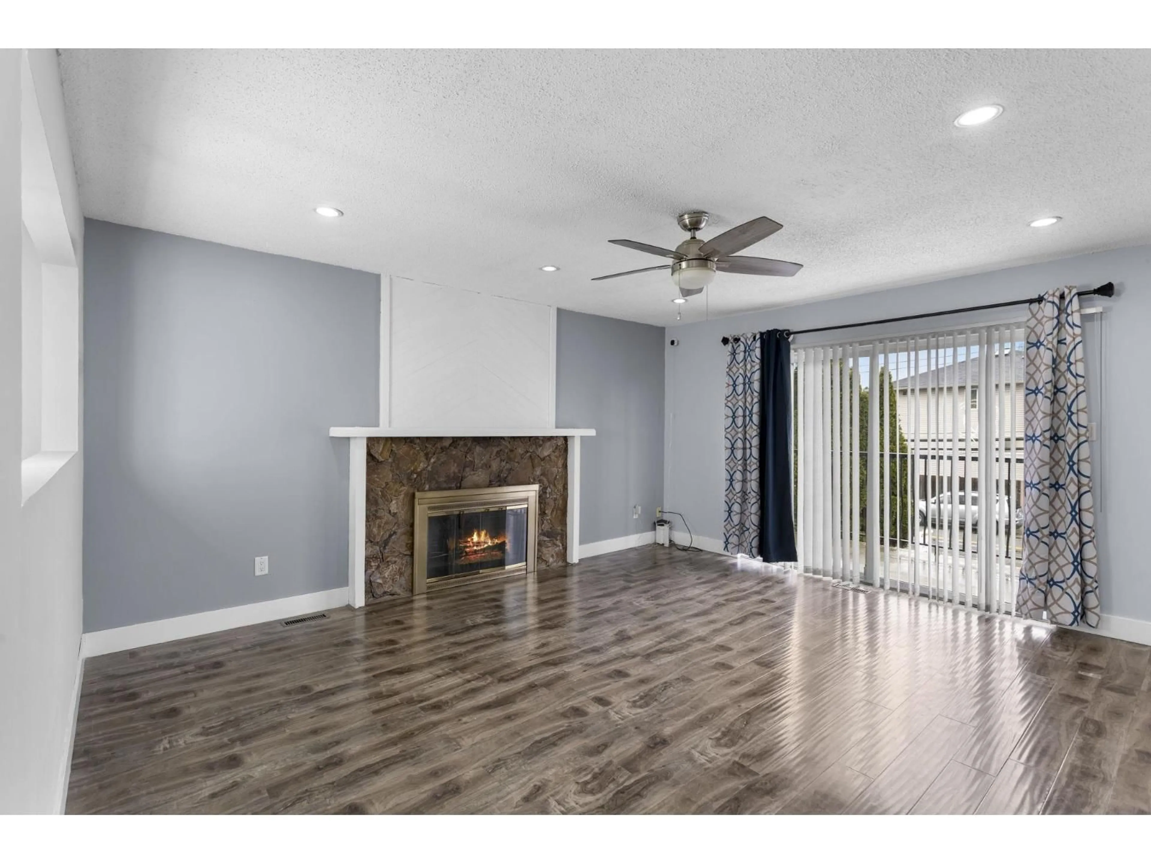 Living room with furniture, wood/laminate floor for 11546 128 STREET, Surrey British Columbia V3R2X6