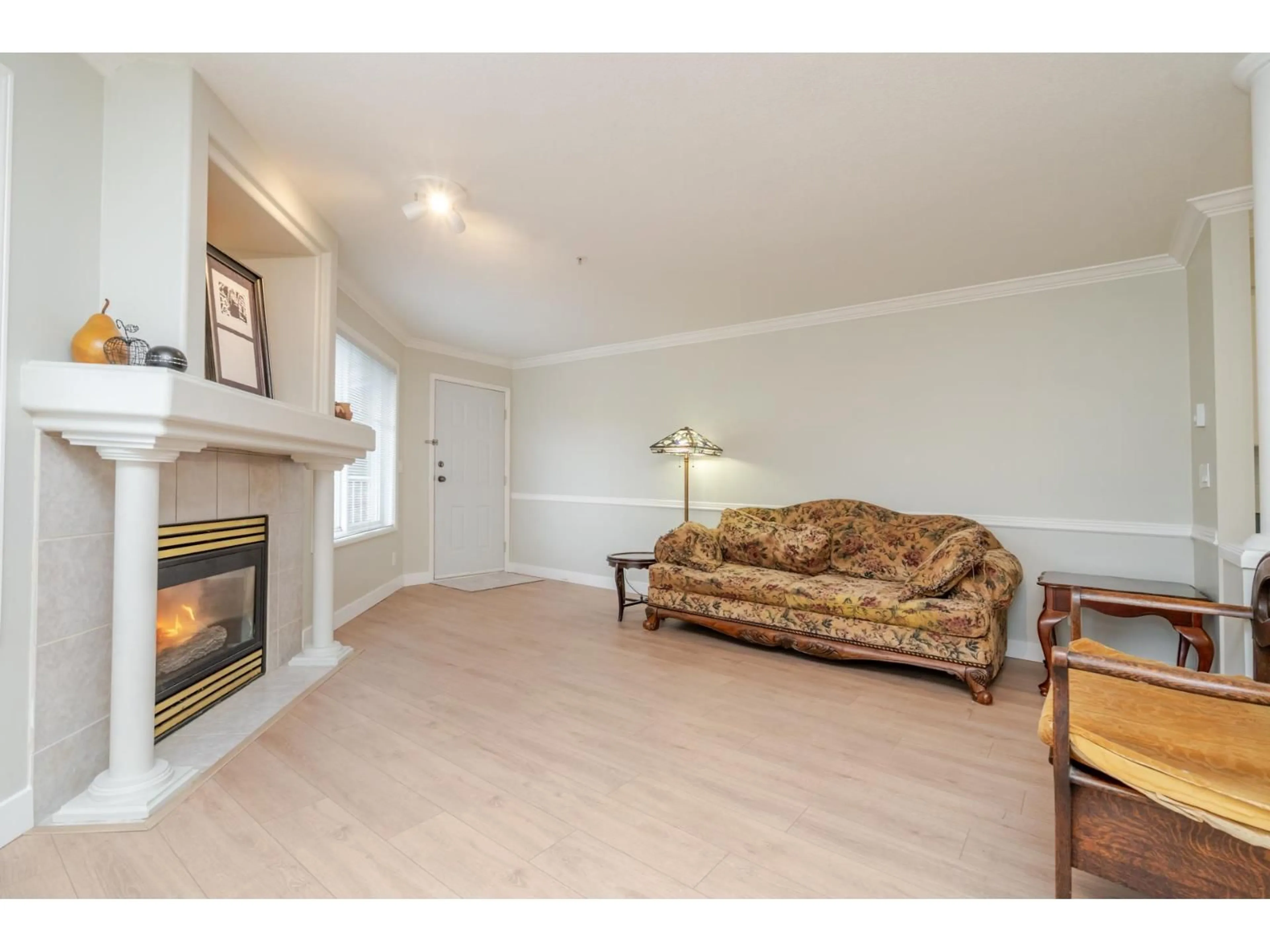 Living room with furniture, wood/laminate floor for 214 - 19953 55A AVENUE, Langley British Columbia V3A3X4