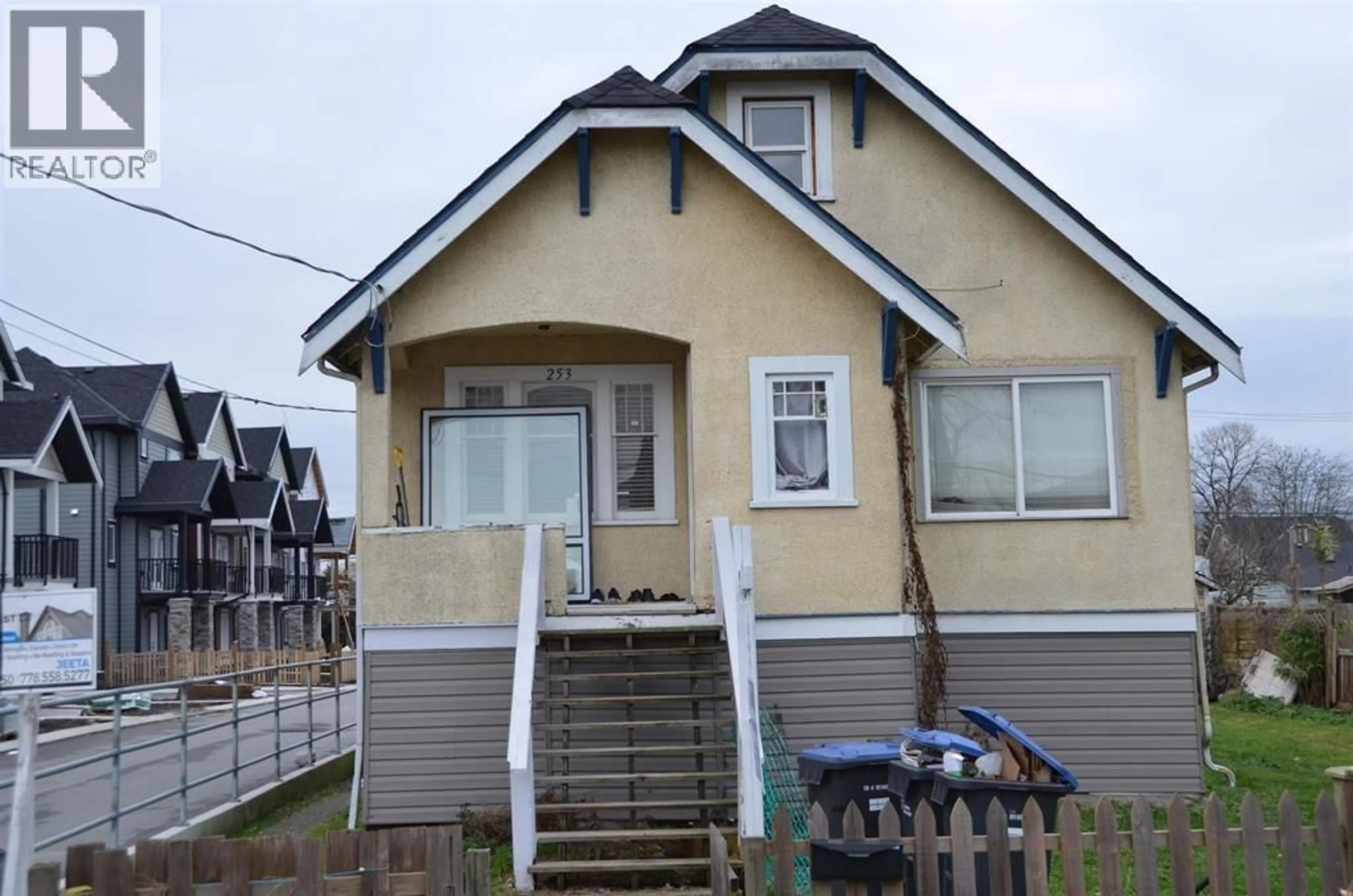 Home with vinyl exterior material, street for 253 BOYNE STREET, New Westminster British Columbia V3M5J7