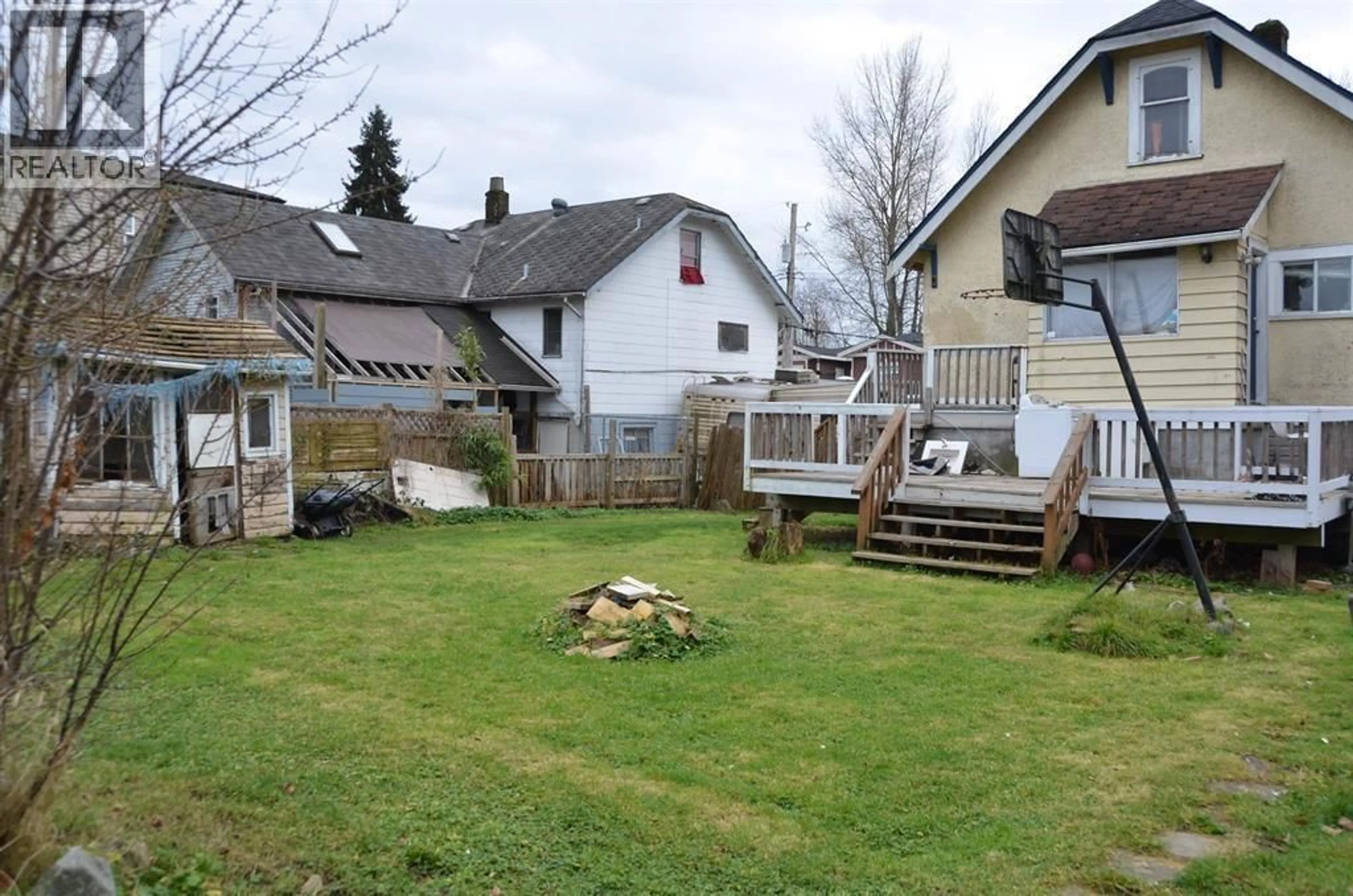 A pic from outside/outdoor area/front of a property/back of a property/a pic from drone, unknown for 253 BOYNE STREET, New Westminster British Columbia V3M5J7