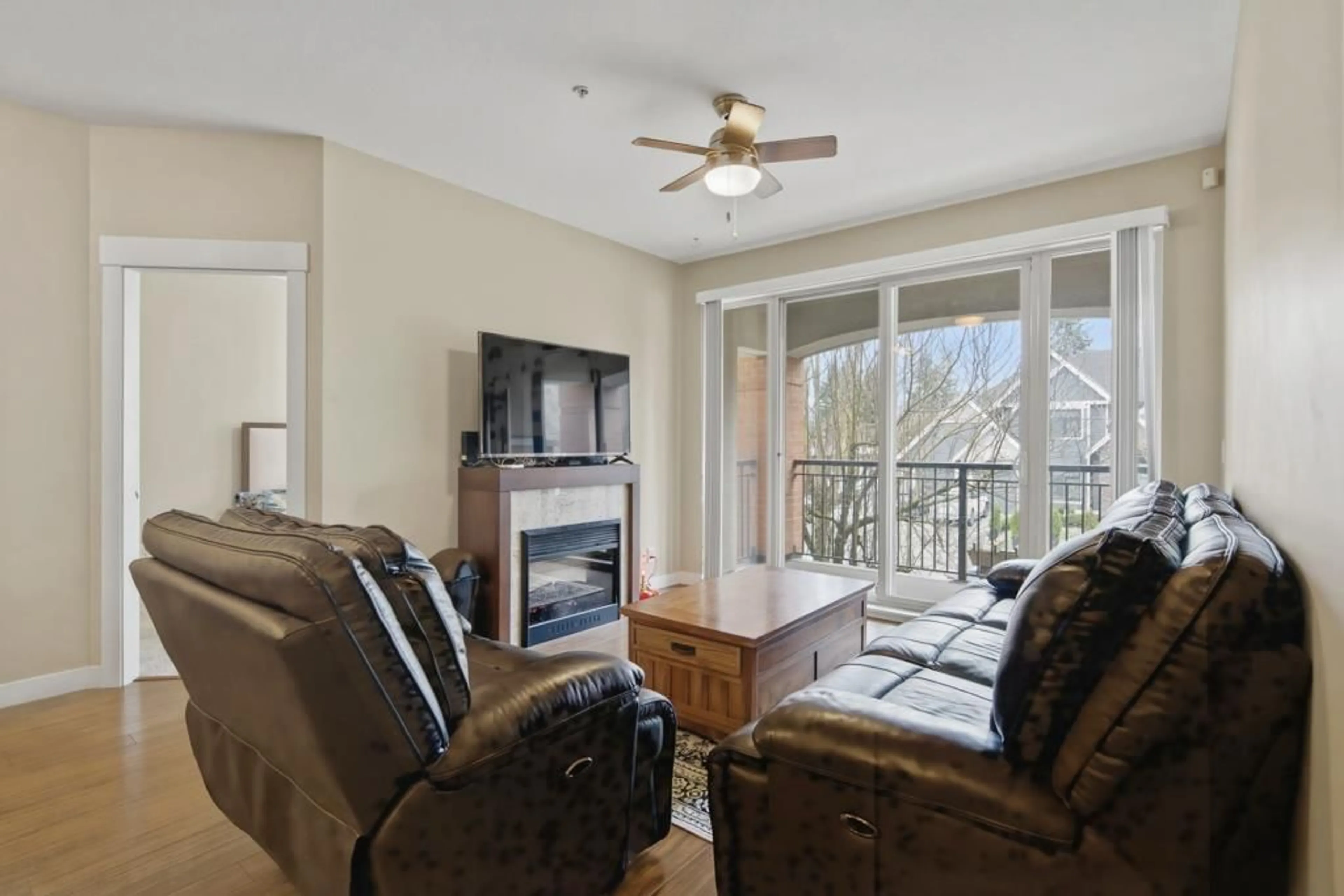 Living room with furniture, unknown for 209 - 33545 RAINBOW AVENUE, Abbotsford British Columbia V2S0B9