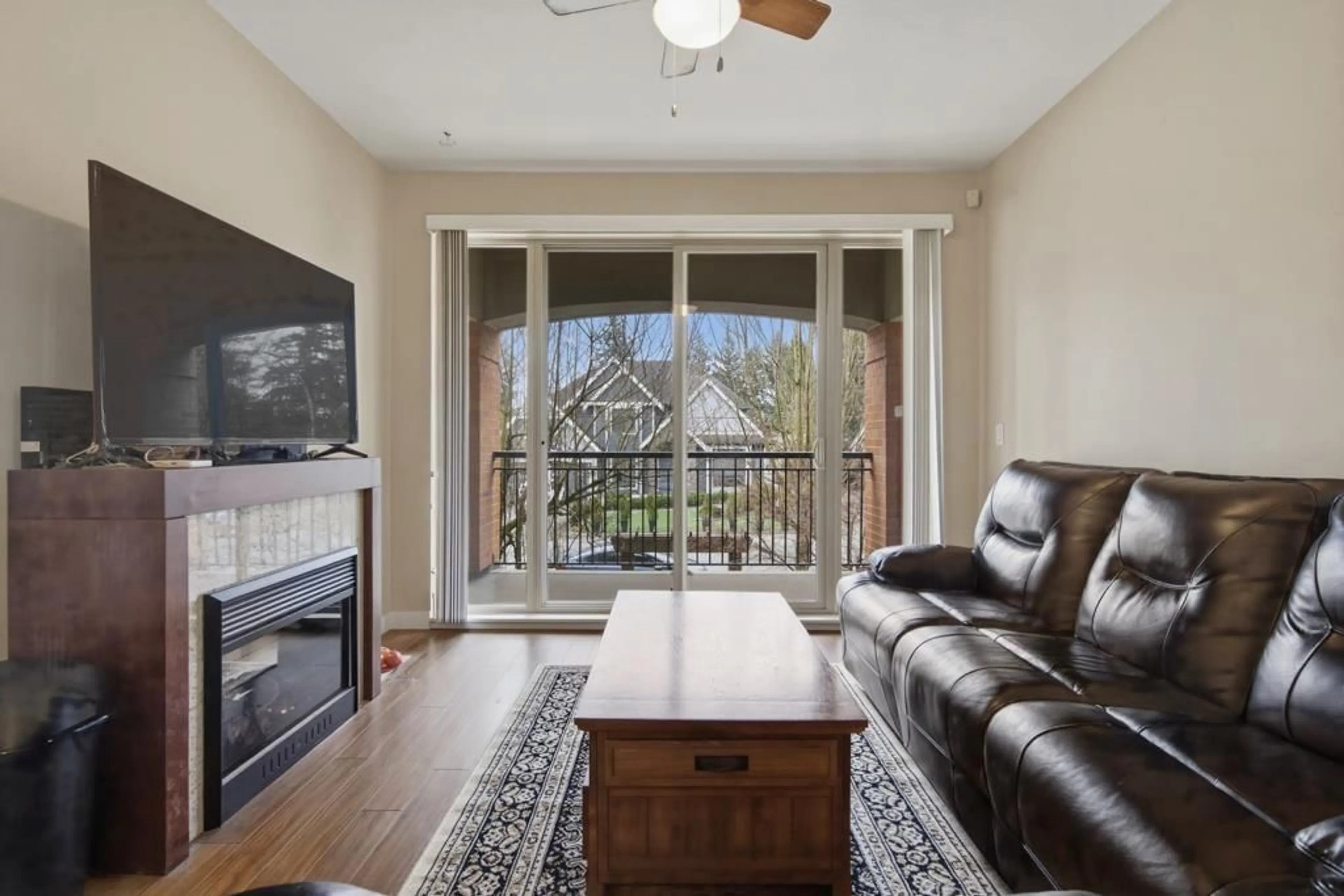 Living room with furniture, unknown for 209 - 33545 RAINBOW AVENUE, Abbotsford British Columbia V2S0B9