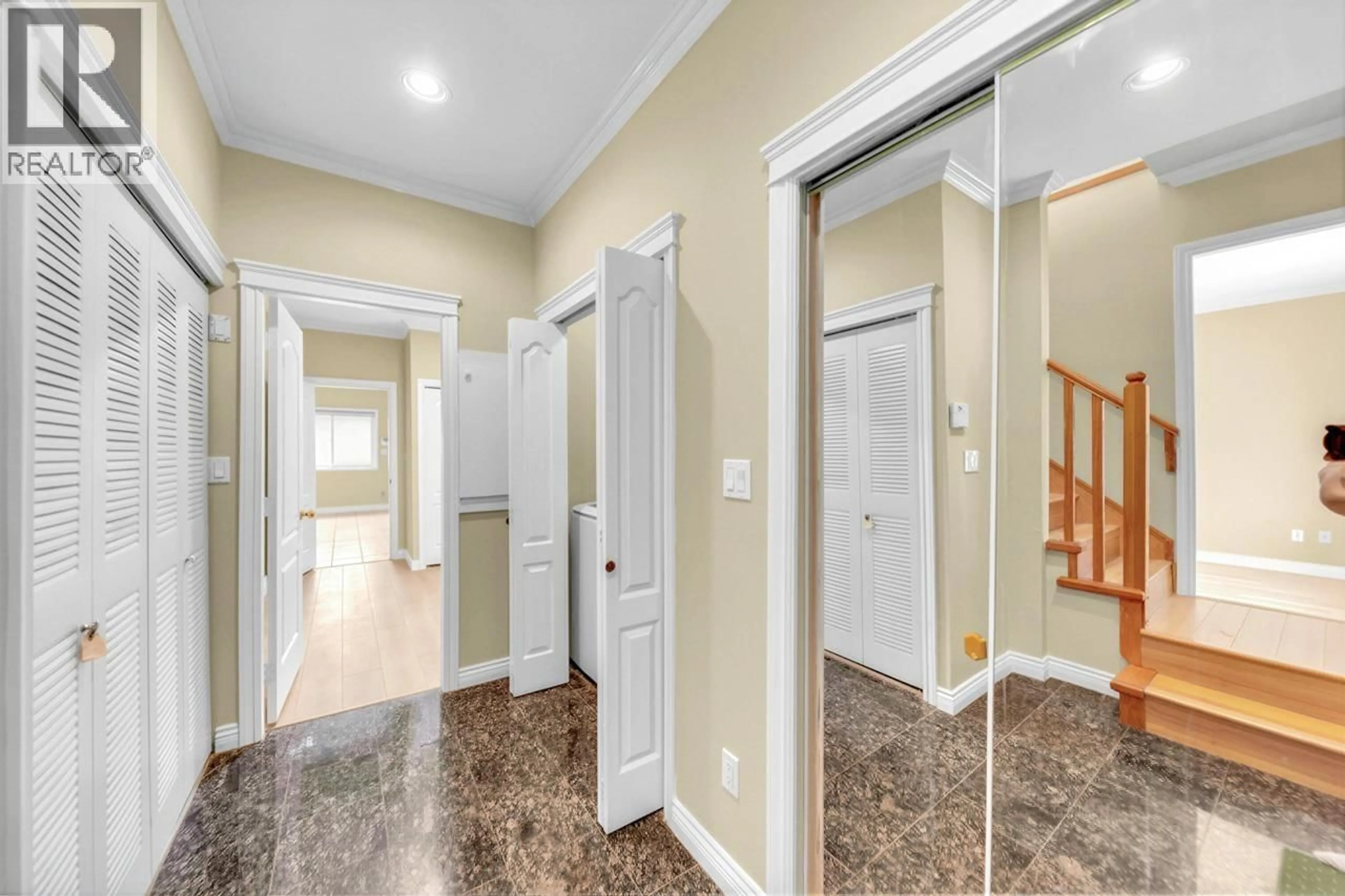 Indoor entryway for 6698 UNION STREET, Burnaby British Columbia V5B1X1