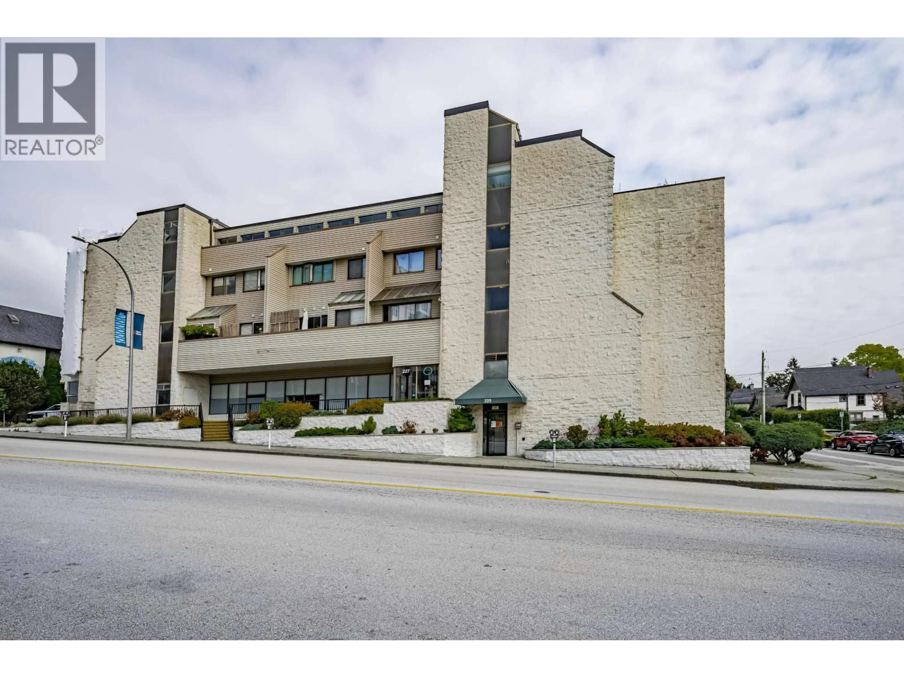 Indoor foyer for 302 - 225 SIXTH STREET, New Westminster British Columbia V3L3A5
