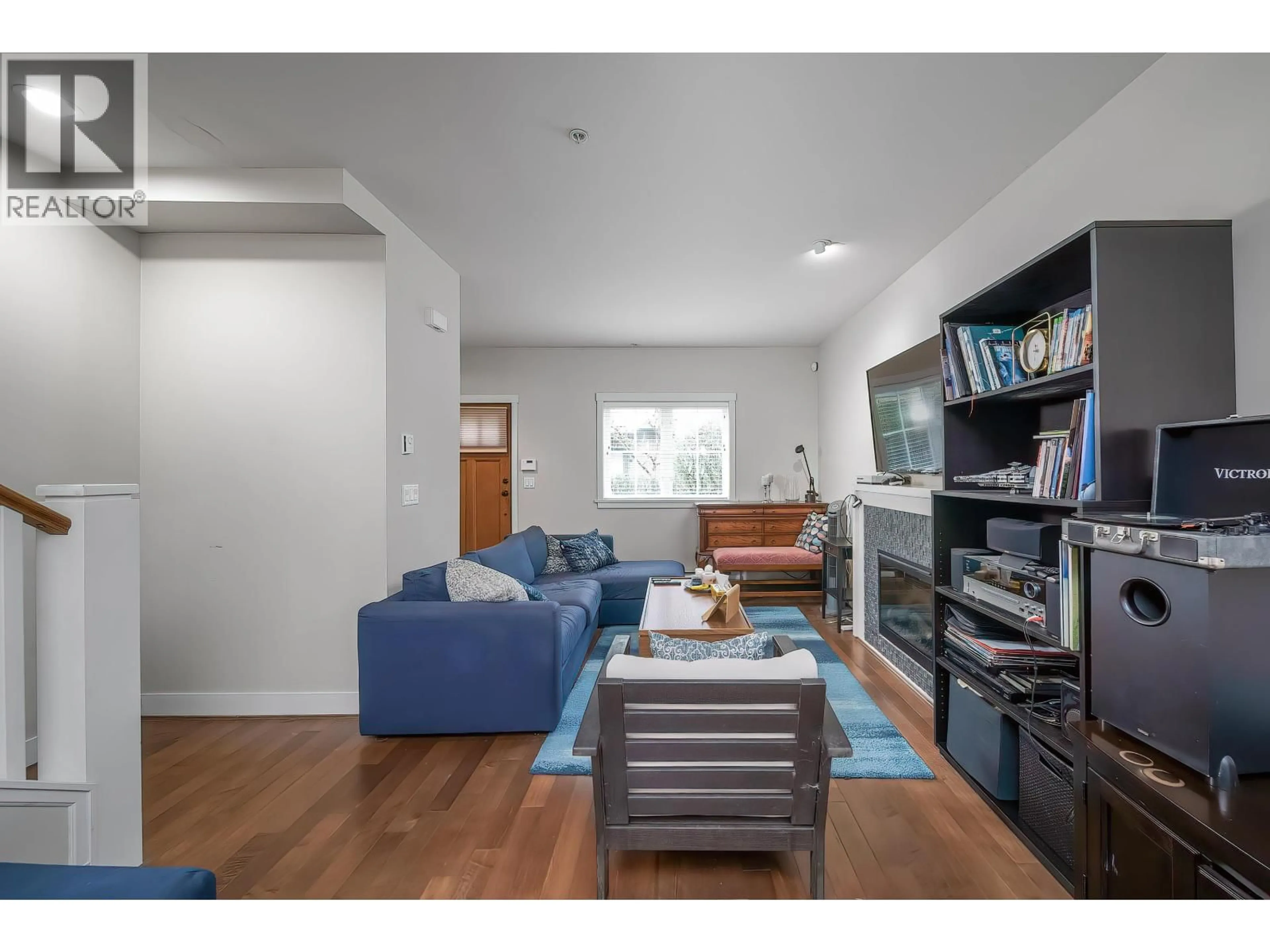 Living room with furniture, wood/laminate floor for 6139 OAK STREET, Vancouver British Columbia V6M2W3