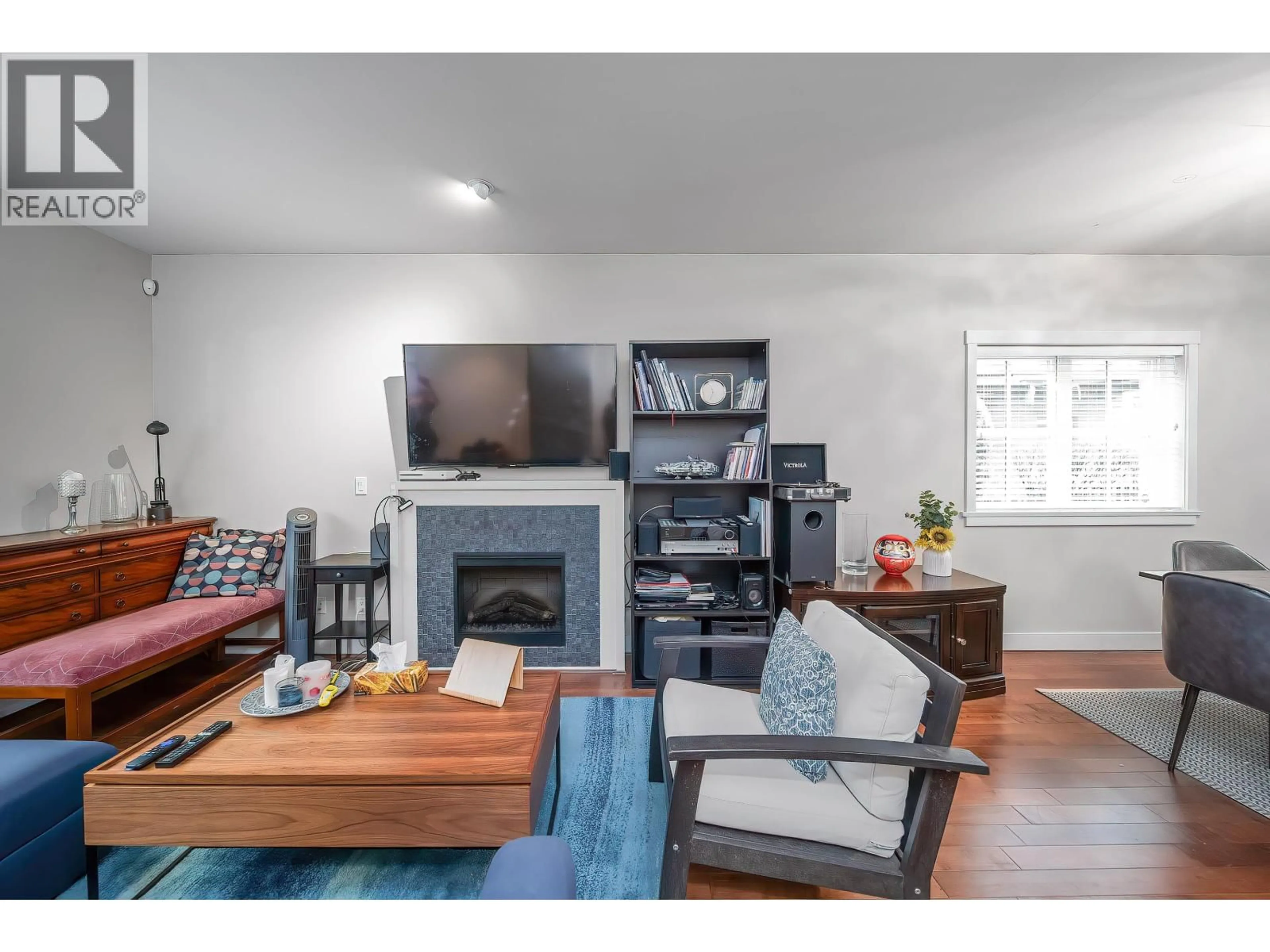 Living room with furniture, wood/laminate floor for 6139 OAK STREET, Vancouver British Columbia V6M2W3