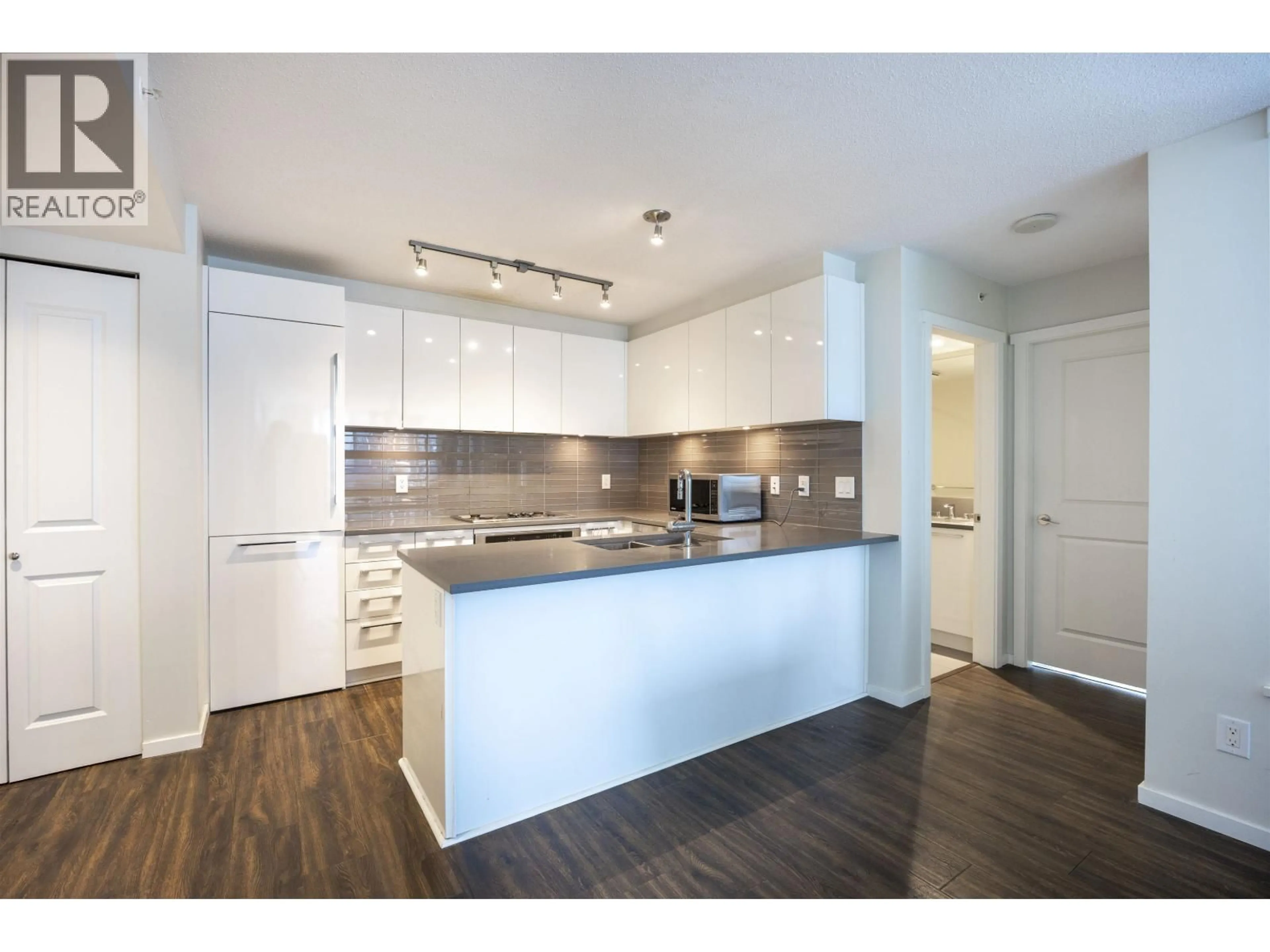 Open concept kitchen, wood/laminate floor for 705 - 6658 DOW AVENUE, Burnaby British Columbia V5H0C7