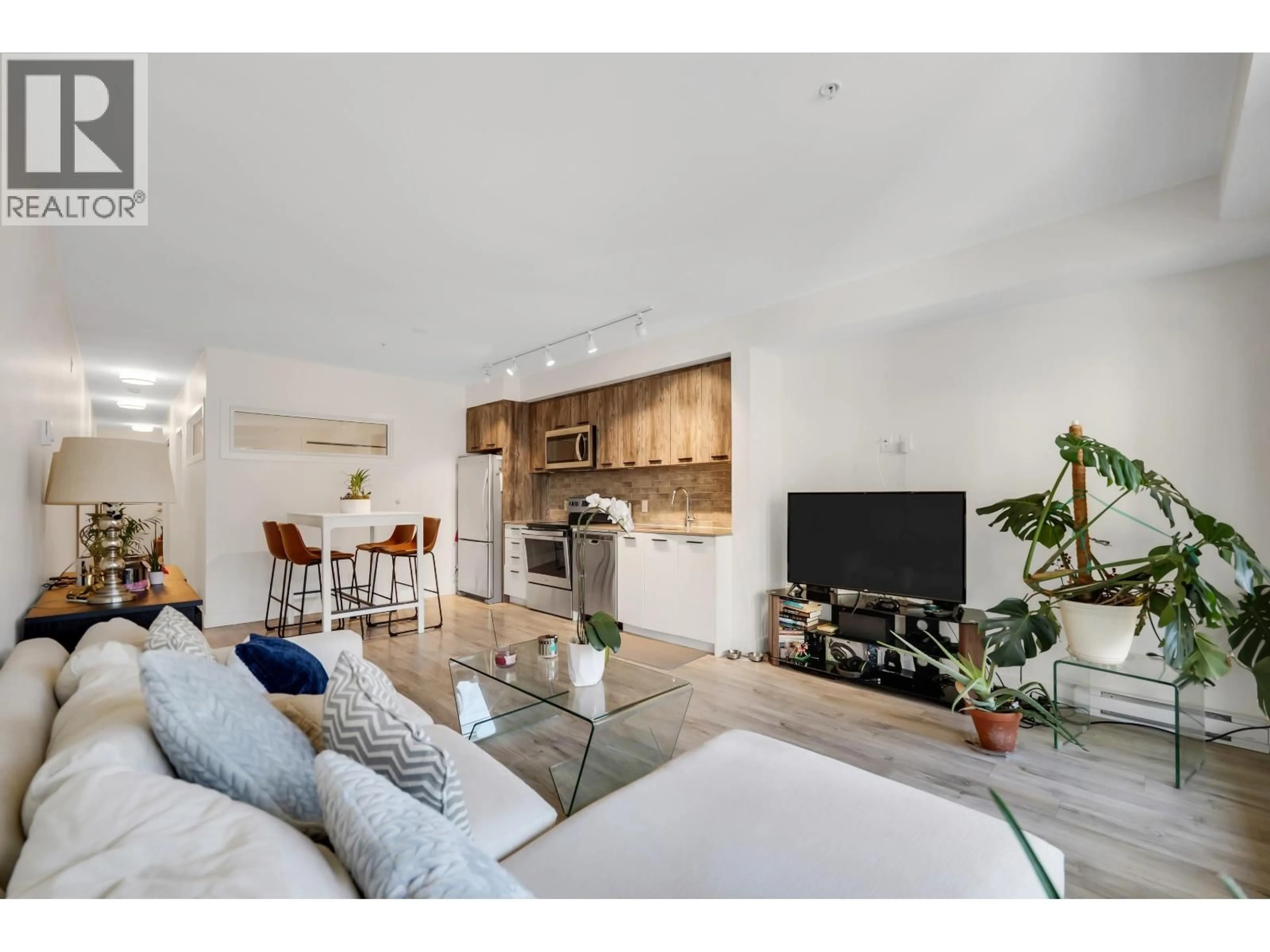 Living room with furniture, unknown for 305 - 38013 THIRD AVENUE, Squamish British Columbia V8B0Z8